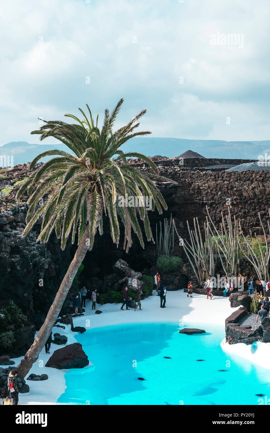Blick auf den Pool mit türkisfarbenen Wasser zu den Jameos del Agua, Lanzarote, Spanien Stockfoto