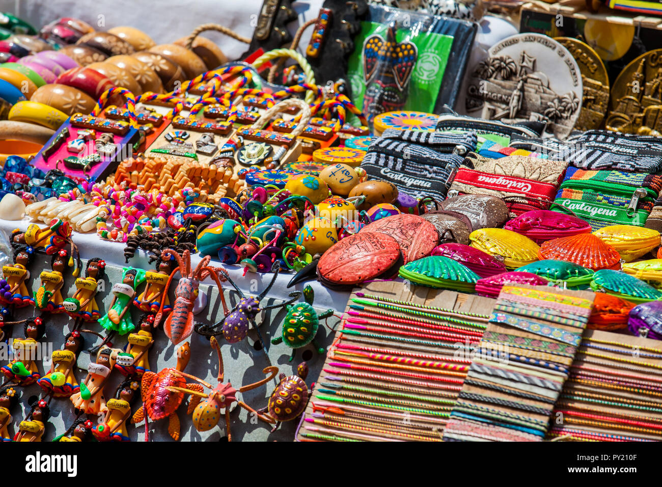 Straße verkaufen der Kolumbianischen Typisches Kunsthandwerk, das in der ummauerten Stadt in Cartagena de Indias Stockfoto