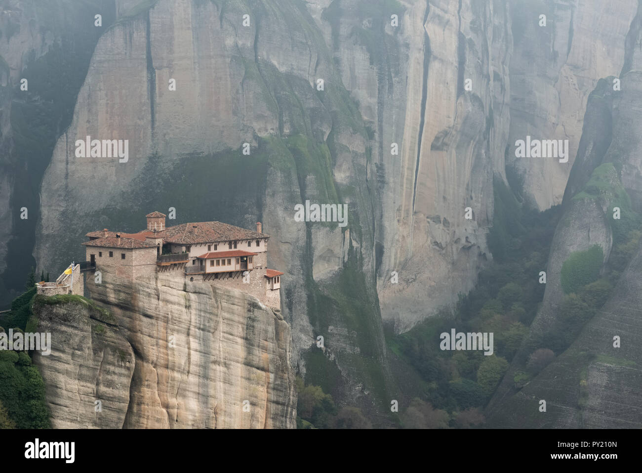 Das Kloster roussanou in Meteora Griechenland an einem nebligen Morgen im Herbst Stockfoto