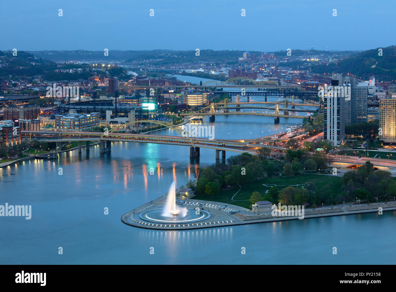 Brücken über den Allegheny River und Downtown Pittsburgh, wo die Flüsse, Pennsylvania, USA Stockfoto