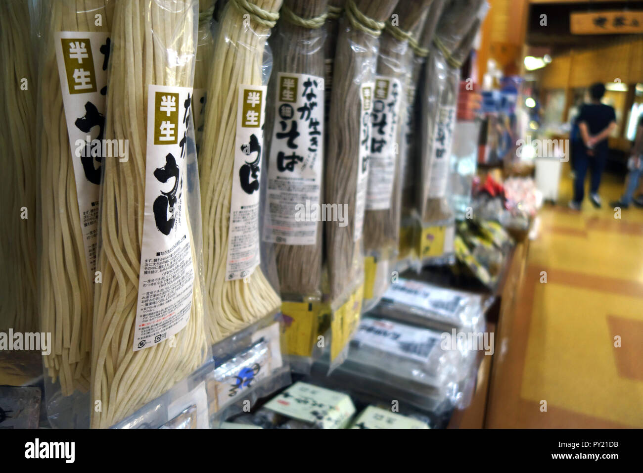 Lokal - Nudeln und andere Produkte für den Verkauf am Straßenrand anhalten, Japanische Alpen, Honshu, Japan. Keine PR oder MR. Stockfoto