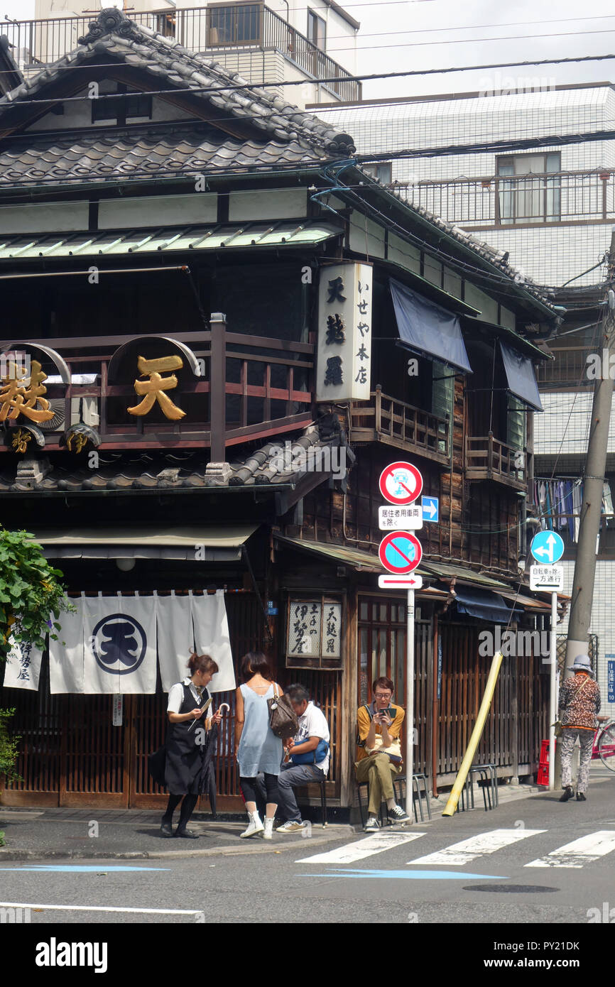Die Menschen warten außerhalb des historischen Tempura restaurant Schwärmerisch keine Iseya, Taito-ku, in der Nähe von Asakusa, Tokyo, Japan. Keine PR oder MR. Stockfoto