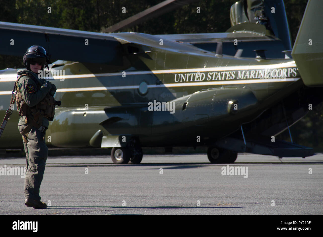 Die US-Marine mit Marine Helicopter Squadron, erwartet für das Signal an die Teilnehmer der kombinierten Einheit Übung 18,2 18,2 (CUX) an Bord eines Osprey im Camp Upshur, Marine Corps Base Quantico, Virginia, 22. Oktober 2018 zu ermöglichen. Der CUX-18,2 war eine Übung, die US-Marines, Schwester Dienstleistungen und Alliierten Partner zu koordinieren, integrieren und Informationen im Zusammenhang Fähigkeiten (IRC) und teilen Taktiken, Techniken, Verfahren weiter Interoperabilität für zukünftige Missionen und Operationen. (U.S. Marine Corps Foto von Cpl. Ayana König). Stockfoto