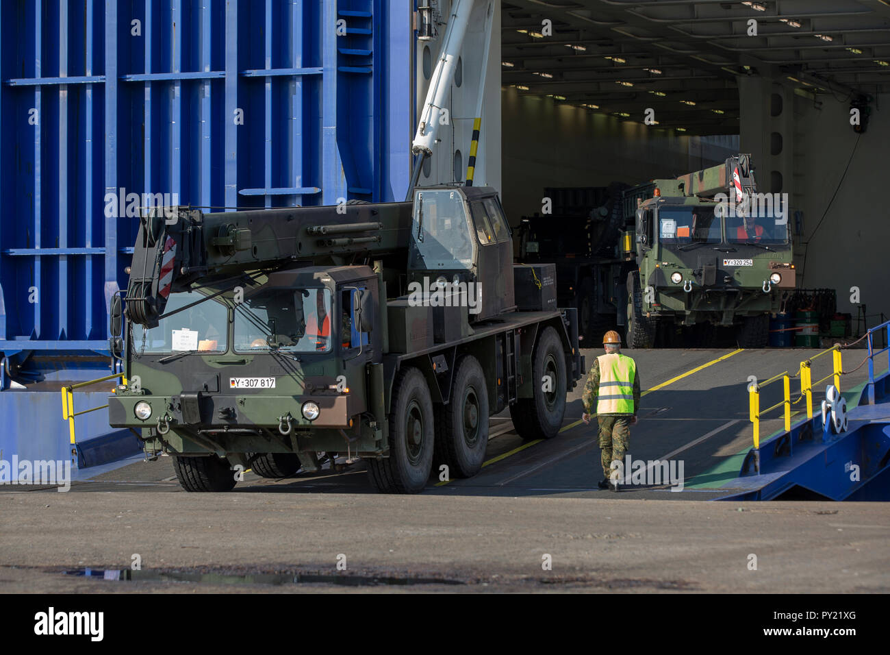 Entladen von mobilen Kränen aus dem Dänischen Roll-on-roll-off-Schiff Lade Germania durch den deutschen Hafen Umgang mit Unternehmen der Logistik Bataillons 161 im Hafen von Fredrikstad in Norwegen. NATO-Übung Trident Punkt in Norwegen, Fredrikstad am 11.10.2018. Fotos von Marco Dorow Stockfoto