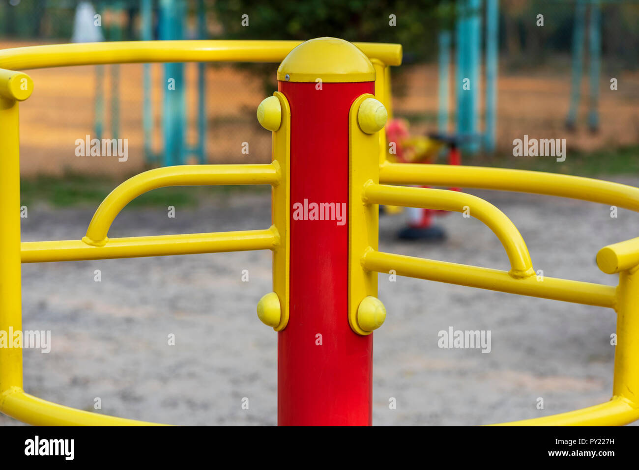 Fragment einer neuen Eisen sport Simulator in einem öffentlichen Park im Sommer Stockfoto