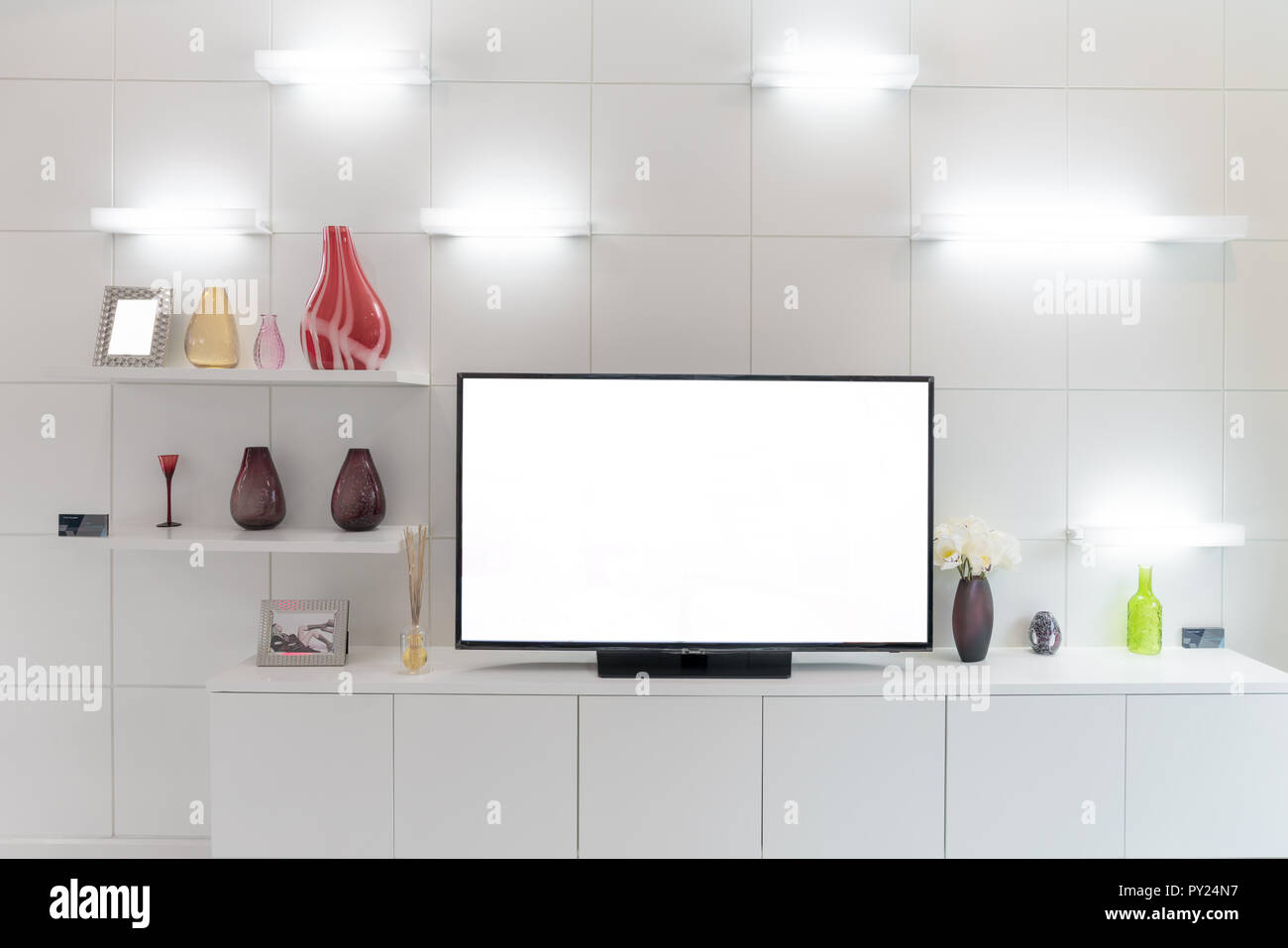 TV und Regal im Wohnzimmer zeitgenössischen Stil. Holz-Möbel in weiß mit dekorativen zu Hause. Stockfoto