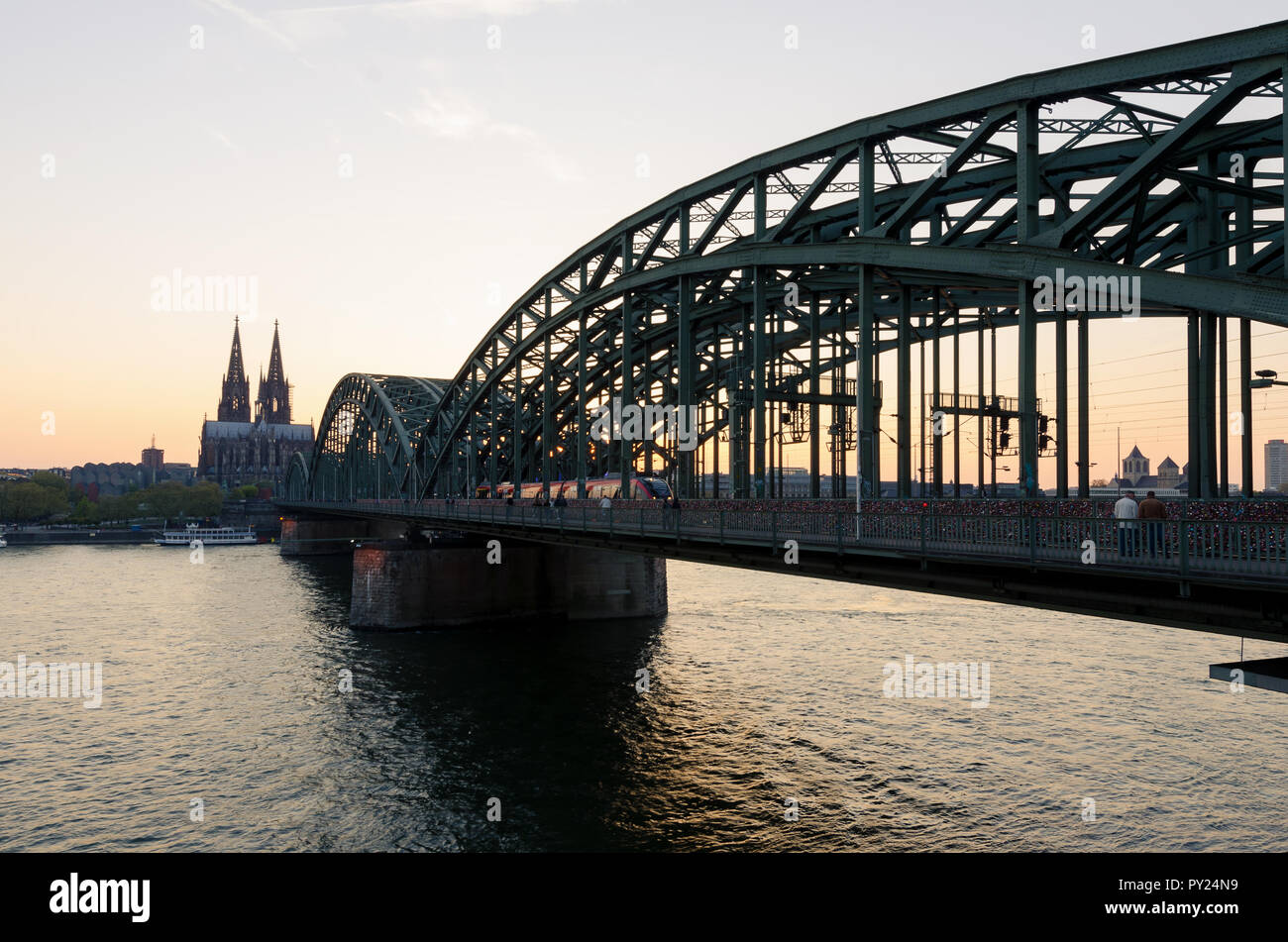 Köln, Deutschland. Bild von Köln mit Kölner Dom und Eisenbahn während des Sonnenuntergangs in Deutschland. Stockfoto