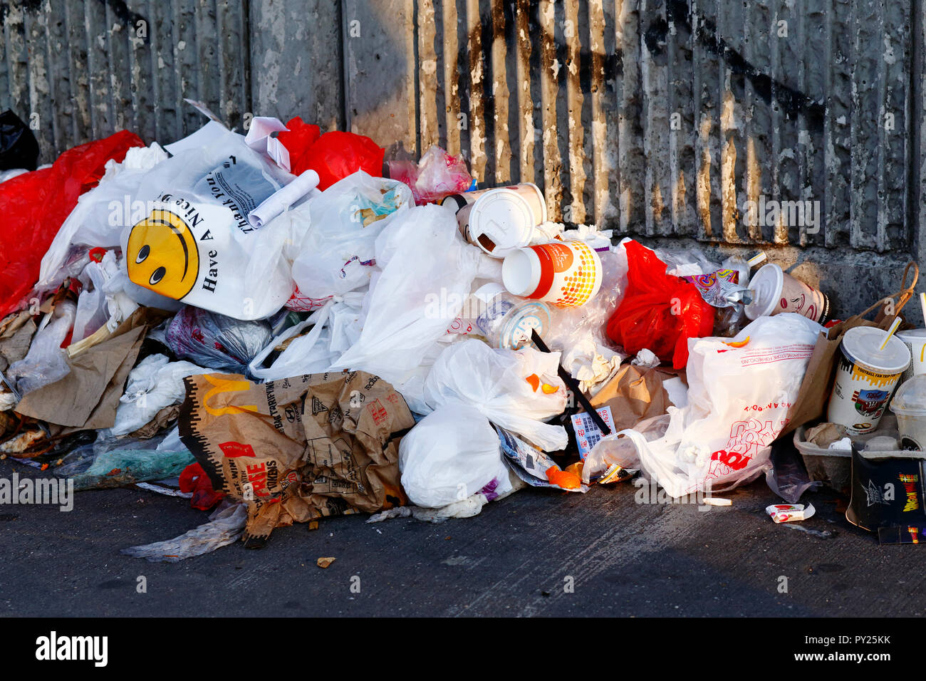 Plastiktüten und Müll über einem Bürgersteig. Stockfoto