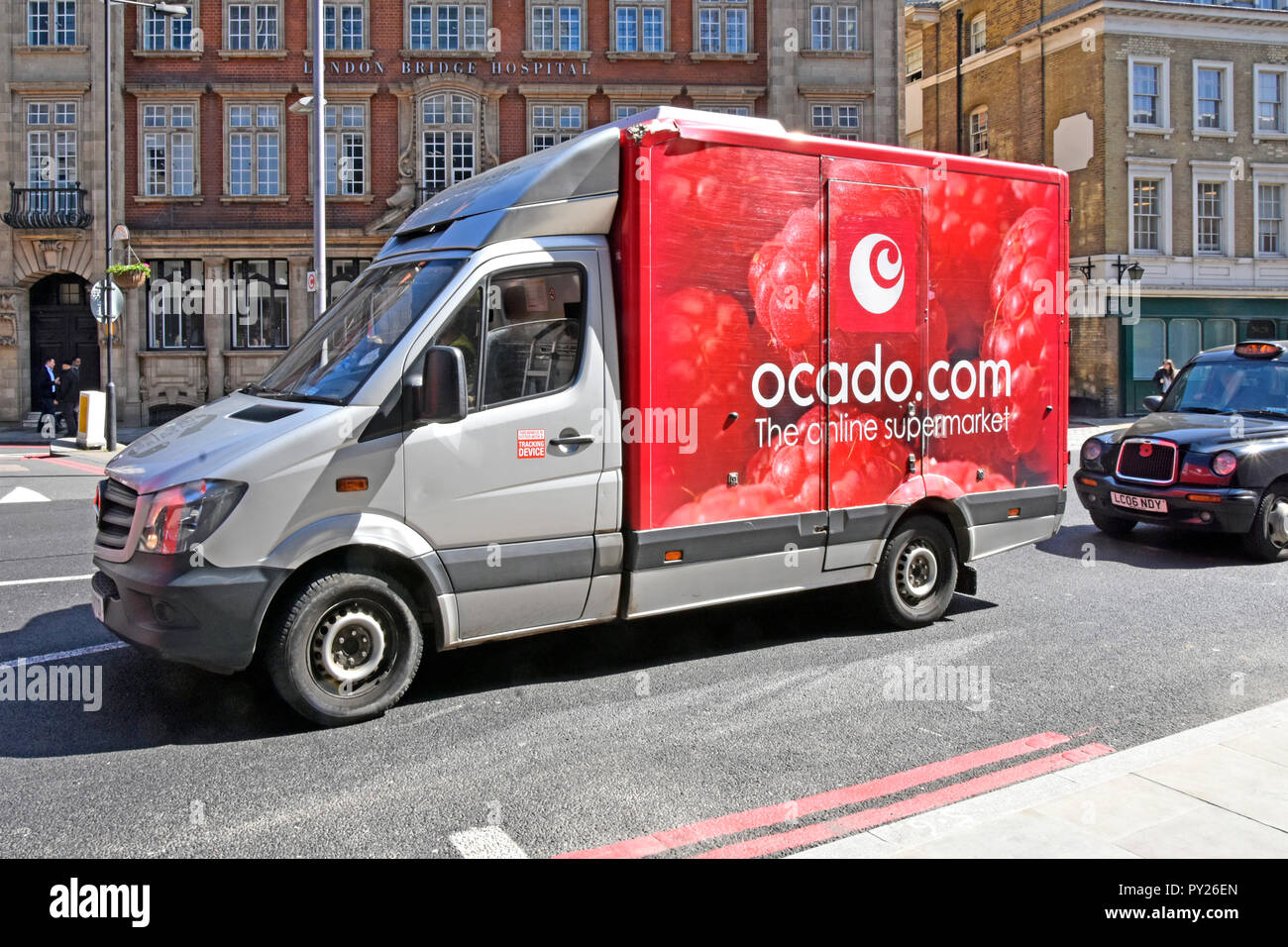 Red Ocado internet Lebensmittel Lebensmittel Supermarkt Lieferwagen in London Netzwerkverkehrs-warteschlange, Lieferung nach Hause reisen Shopping Kunden England UK online Stockfoto