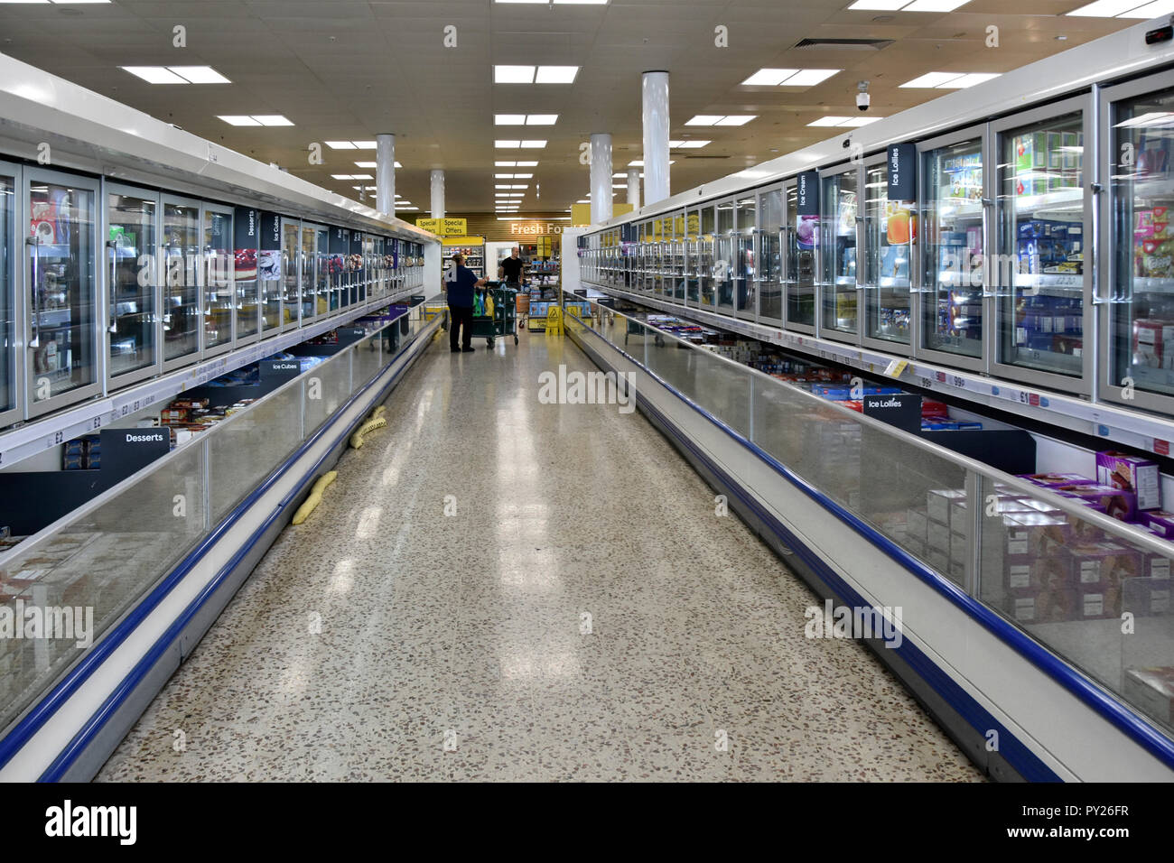 Tiefkühlkost-Einkaufsgang Tesco Supermarkt-Geschäft Innenkühlschränke einschließlich Desserts Eis Lollies Eis-Lieferkette in London England Großbritannien Stockfoto