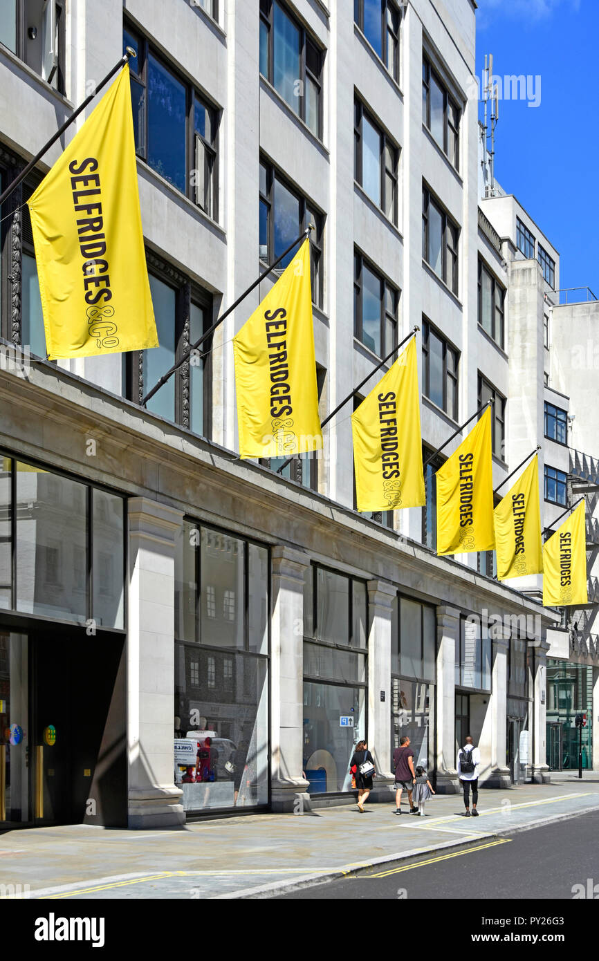 Berühmten Kaufhaus Selfridges shopping street scene Pflaster gelb Werbebanner Duke Street Nebengebäude, London West End England Großbritannien Stockfoto