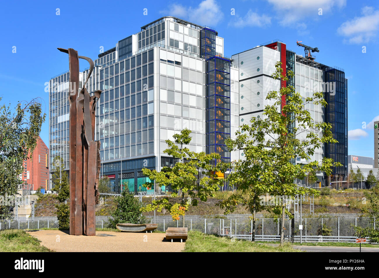 Artwork erstellt von 9/11 Twin Towers Angriff Wrack im Queen Elizabeth Olympic Park modernes Bürogebäude internationalen Viertel Stratford London Großbritannien Stockfoto