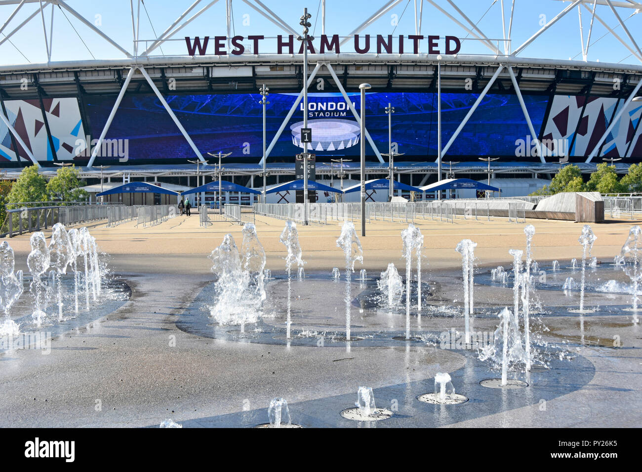 London Stadion Zeichen auf gigantischen Outdoor Digital-TV Bildschirm unten West Ham United sign & play Brunnen im Queen Elizabeth Olympic Park Stratford England Großbritannien Stockfoto