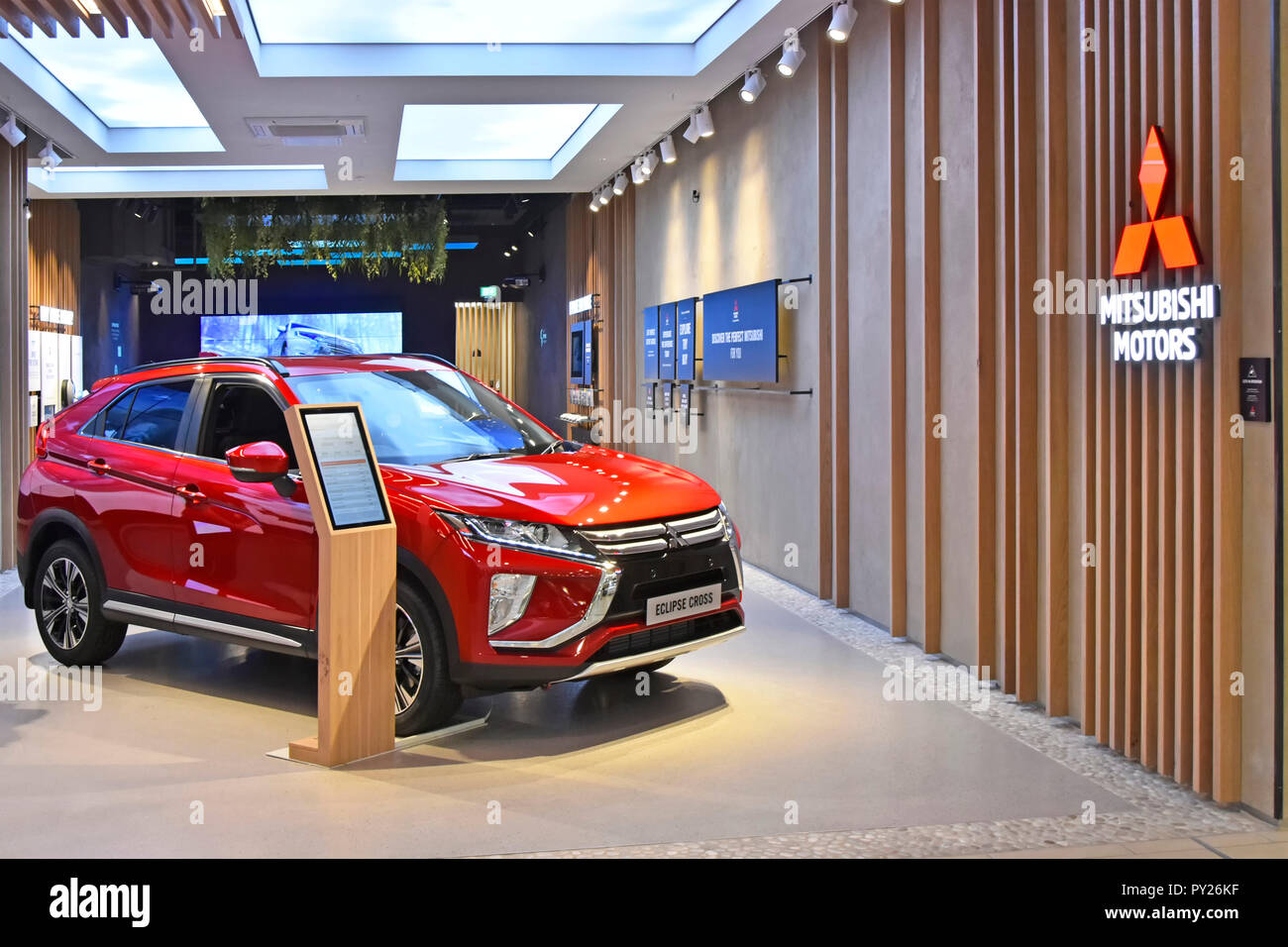 Der japanischen Mitsubishi Motors popup Autohaus indoor Intu Shopping Mall mit red Eclipse Kreuz SUV‎ auf Anzeige für Käufer Essex England UK zu sehen Stockfoto
