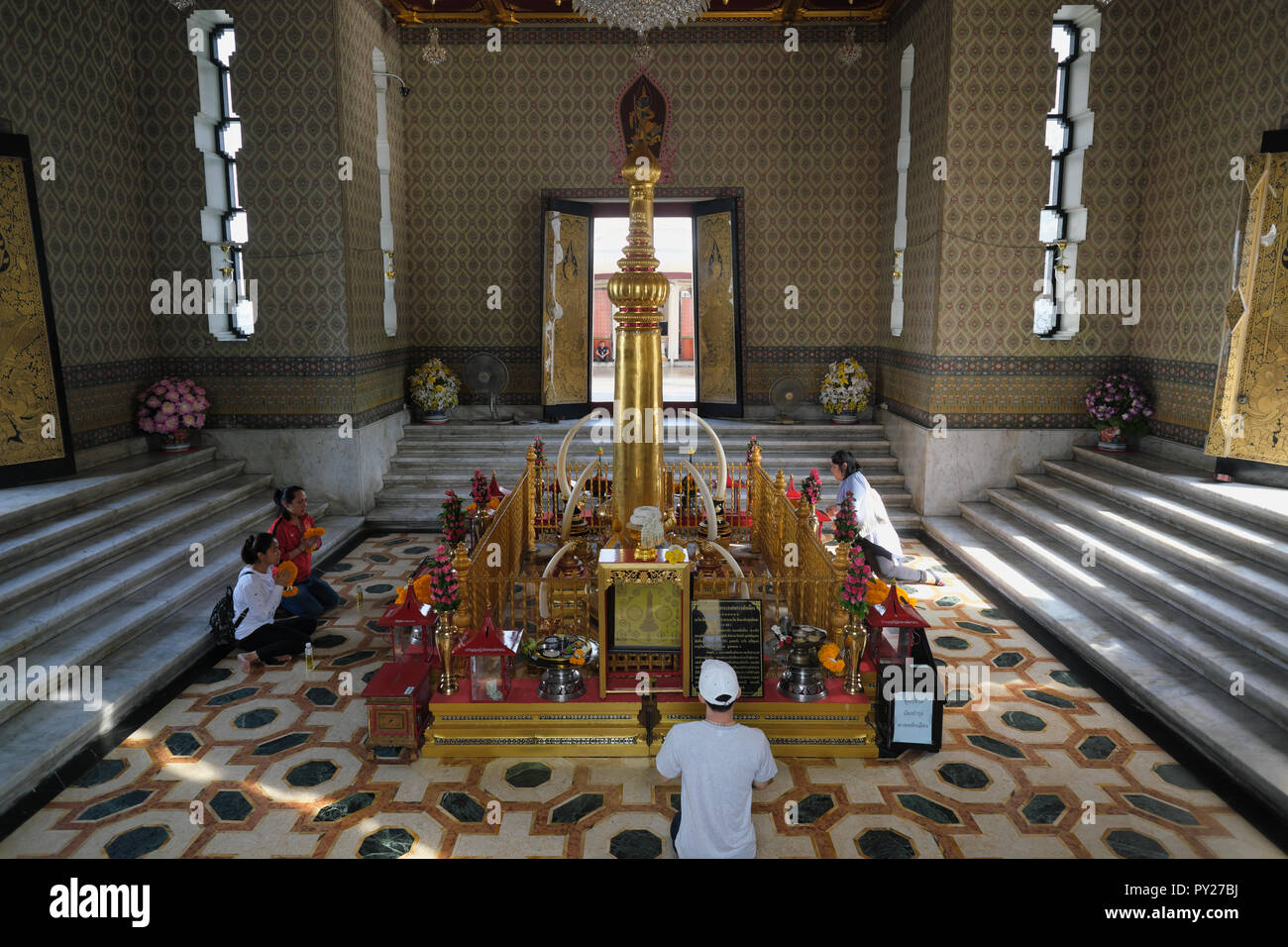 Sonnenanbeter auf die phallische Lak Mueang (Lak Muang) oder die Stadt Säule in Bangkok, Thailand, ein Symbol der Schutzgeist der Stadt Stockfoto