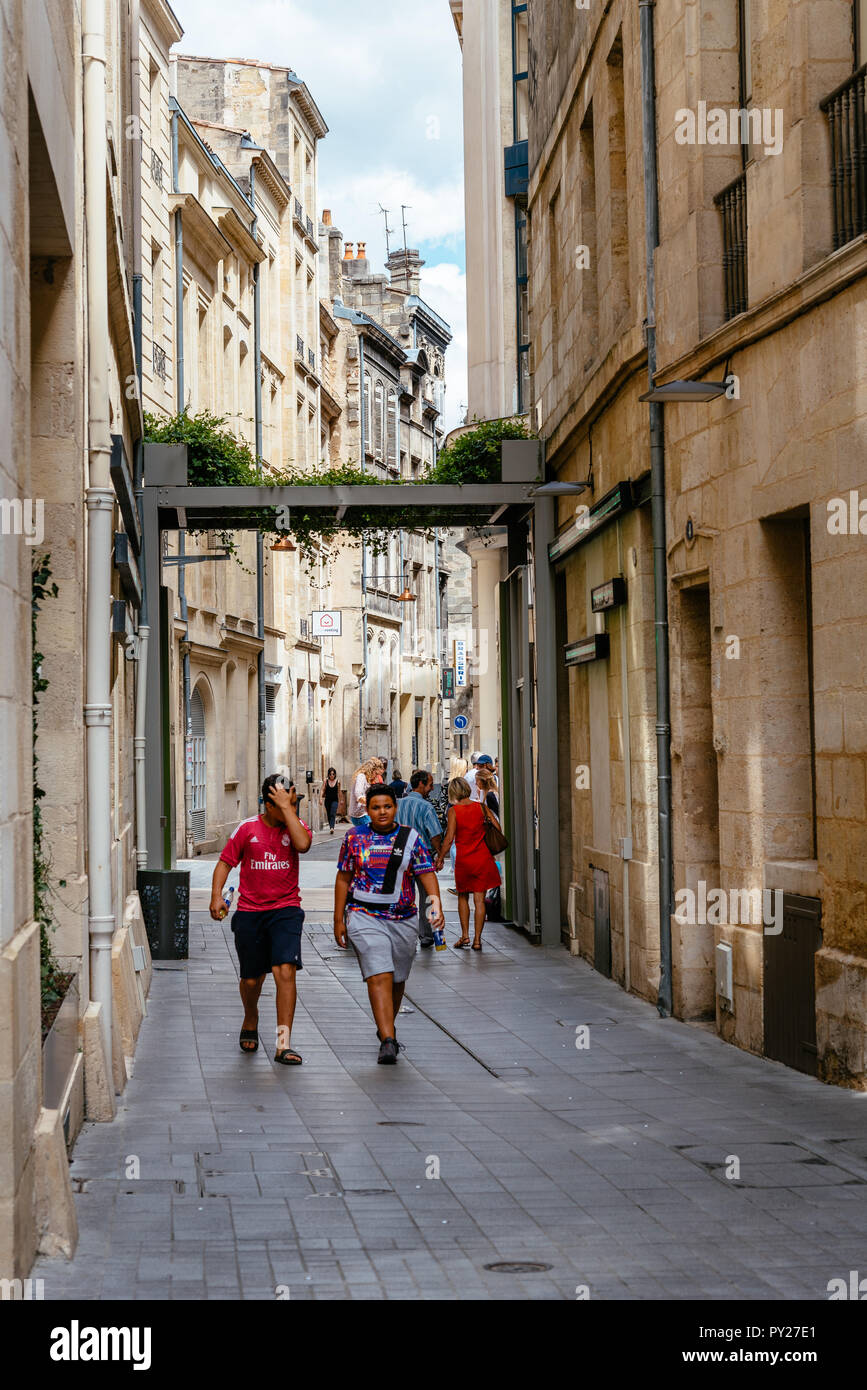 Bordeaux, Frankreich - Juli 22, 2018: die Menschen zu Fuß in der Rue Sainte-Catherine oder Saint Catherine Street. Es ist das wichtigste Einkaufsstraße in Bordeaux mit Lu Stockfoto