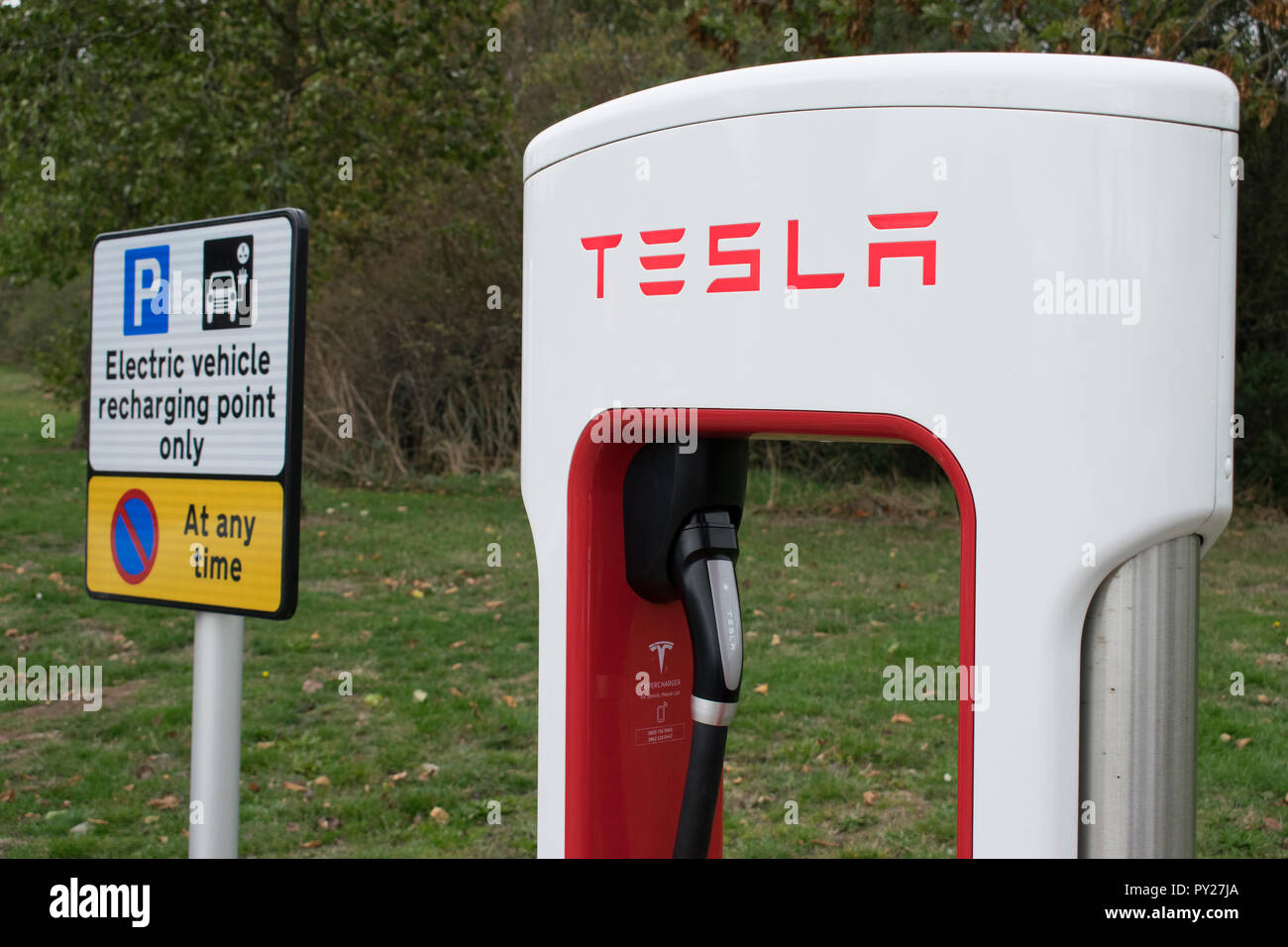 Autobahnraststätte laden für Tesla Elektroautos Stockfoto