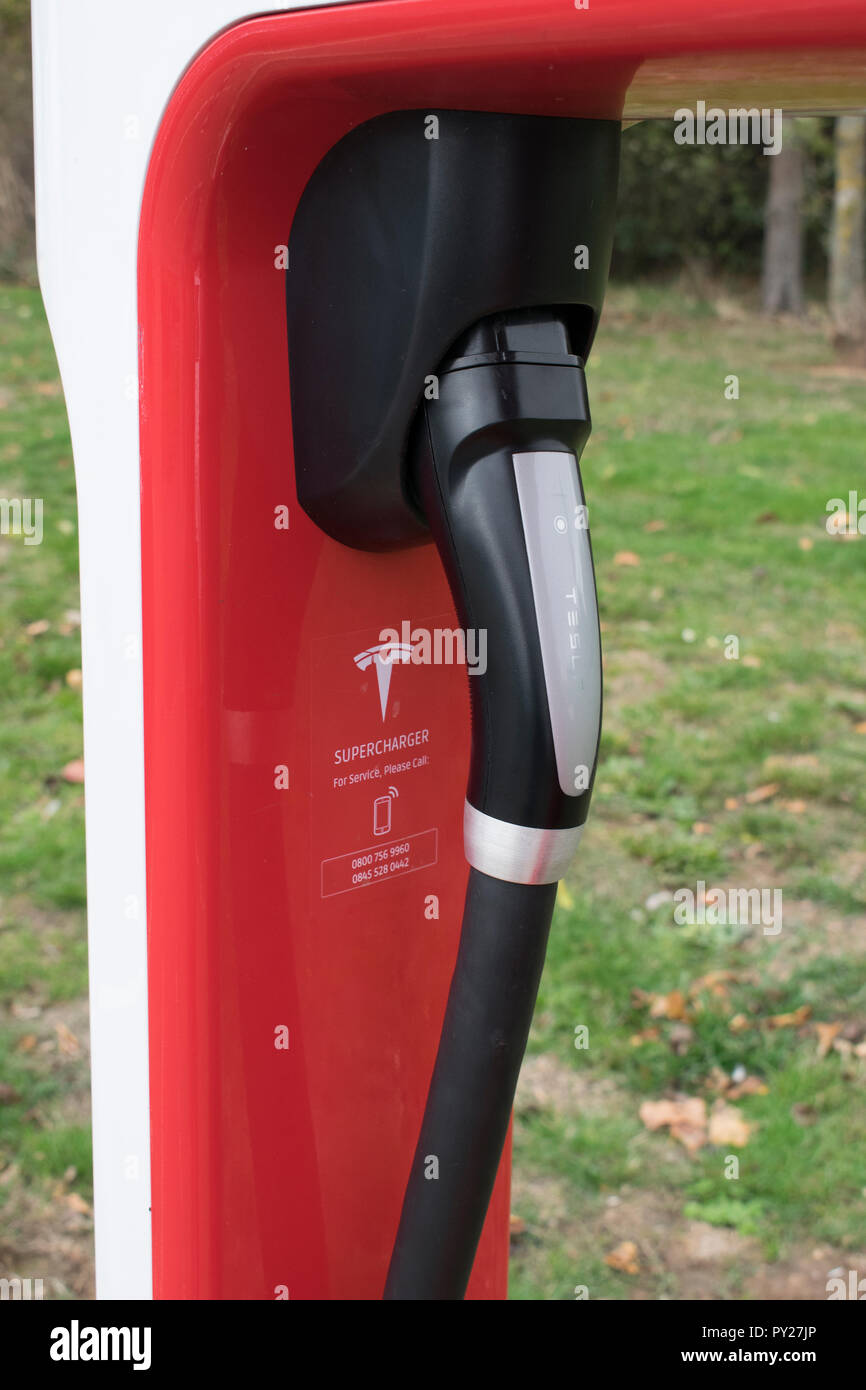 Autobahnraststätte laden für Tesla Elektroautos Stockfoto