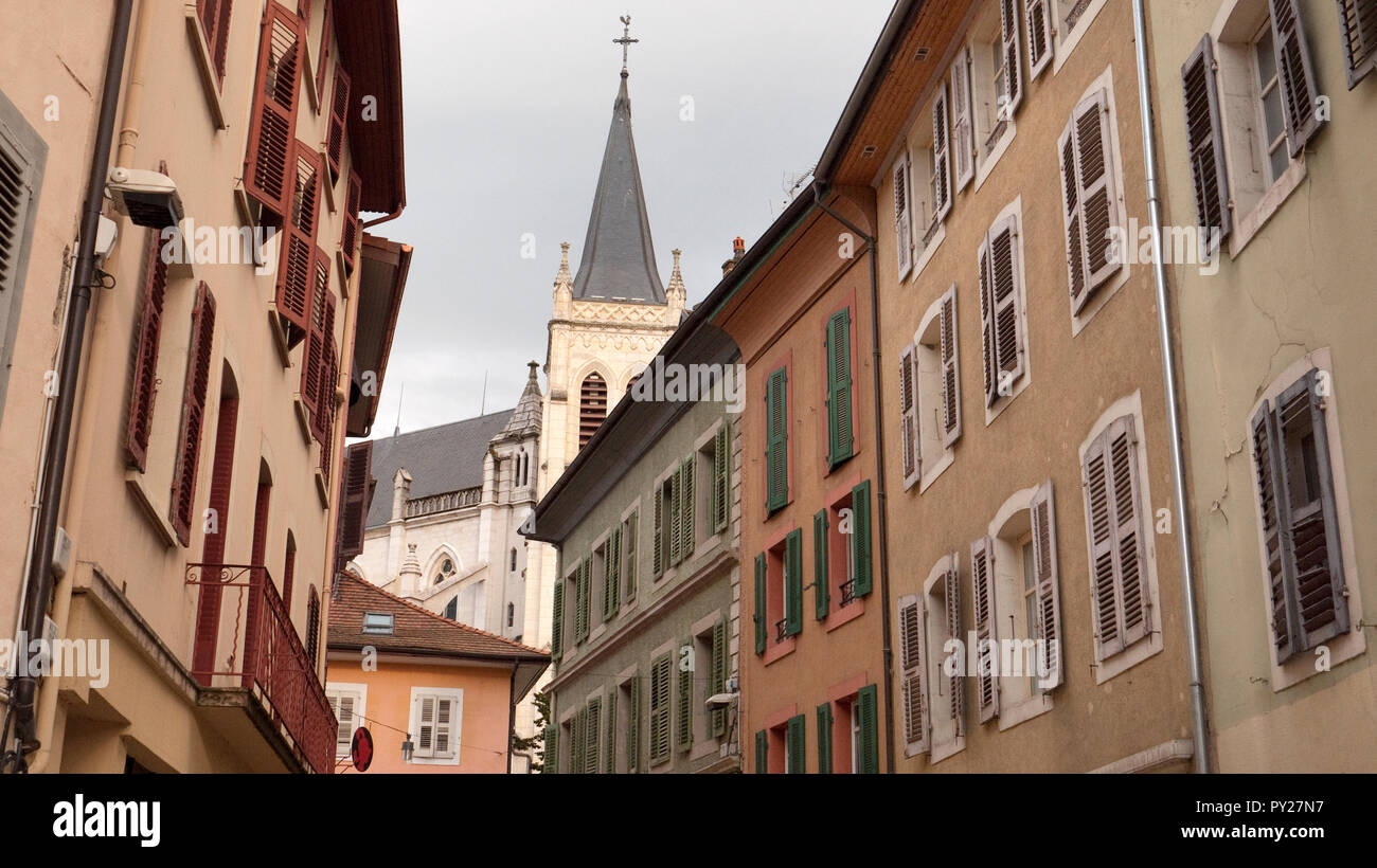 Turm der Église Saint-Hippolyte, Thonon-les-Bains im Département Haute-Savoie in Frankreich an den Ufern des Genfer Sees Stockfoto