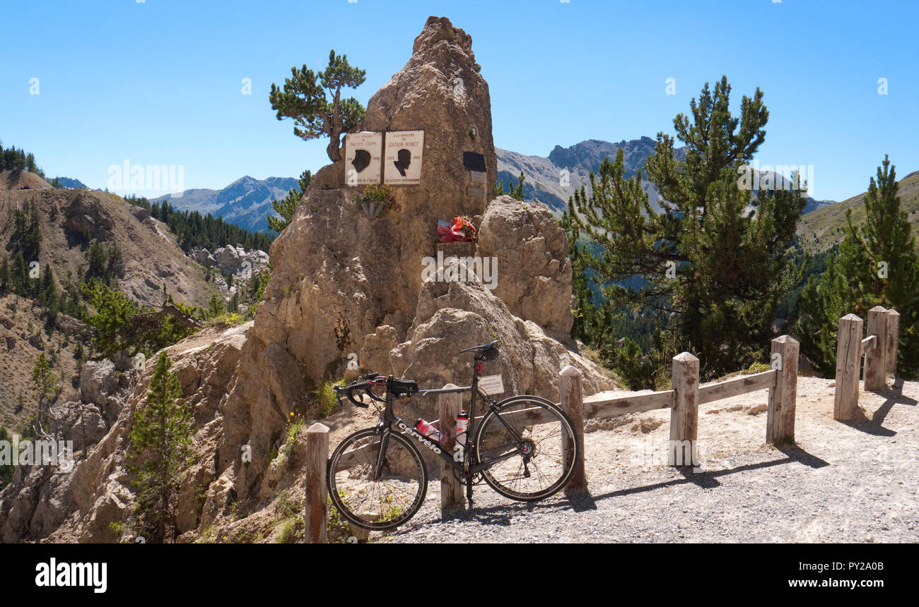 Gedenktafeln zu Tour de France Gewinner Fausto Coppi und Louison Bobet zwei Legenden des Radfahren auf den Col d'Izoard Mountain Pass in den Französischen Alpen Stockfoto