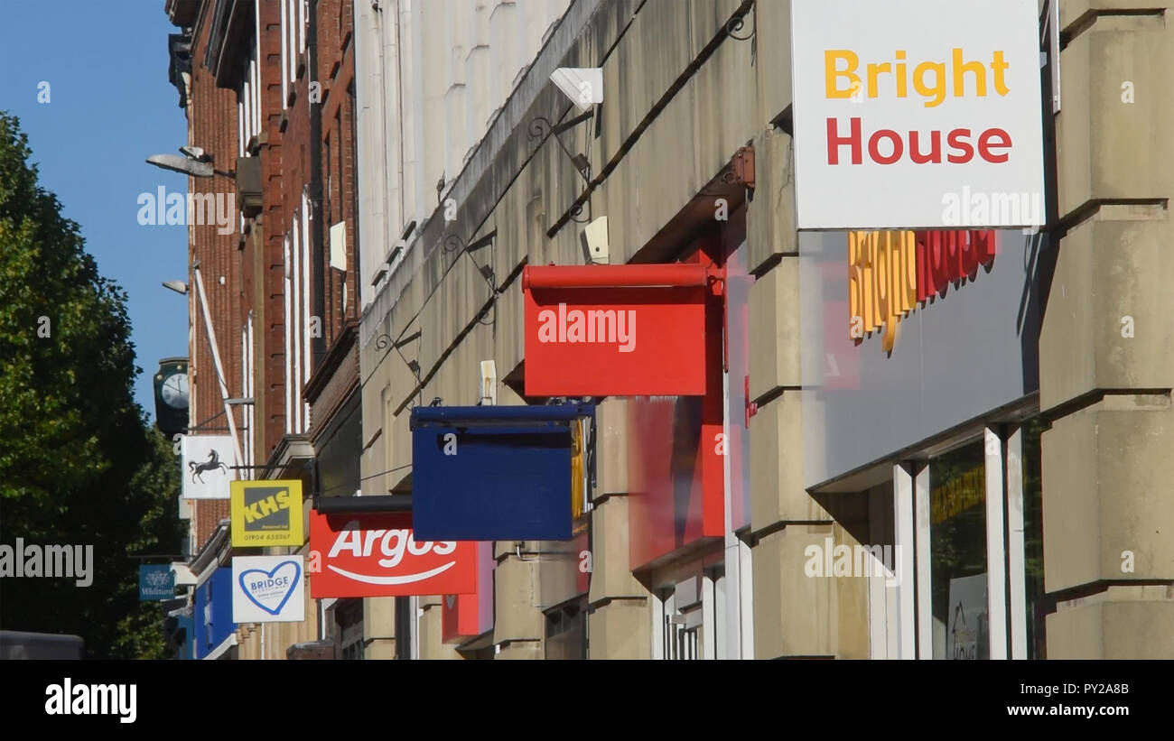 Shop front Werbeschilder in der Innenstadt von York Vereinigtes Königreich Stockfoto