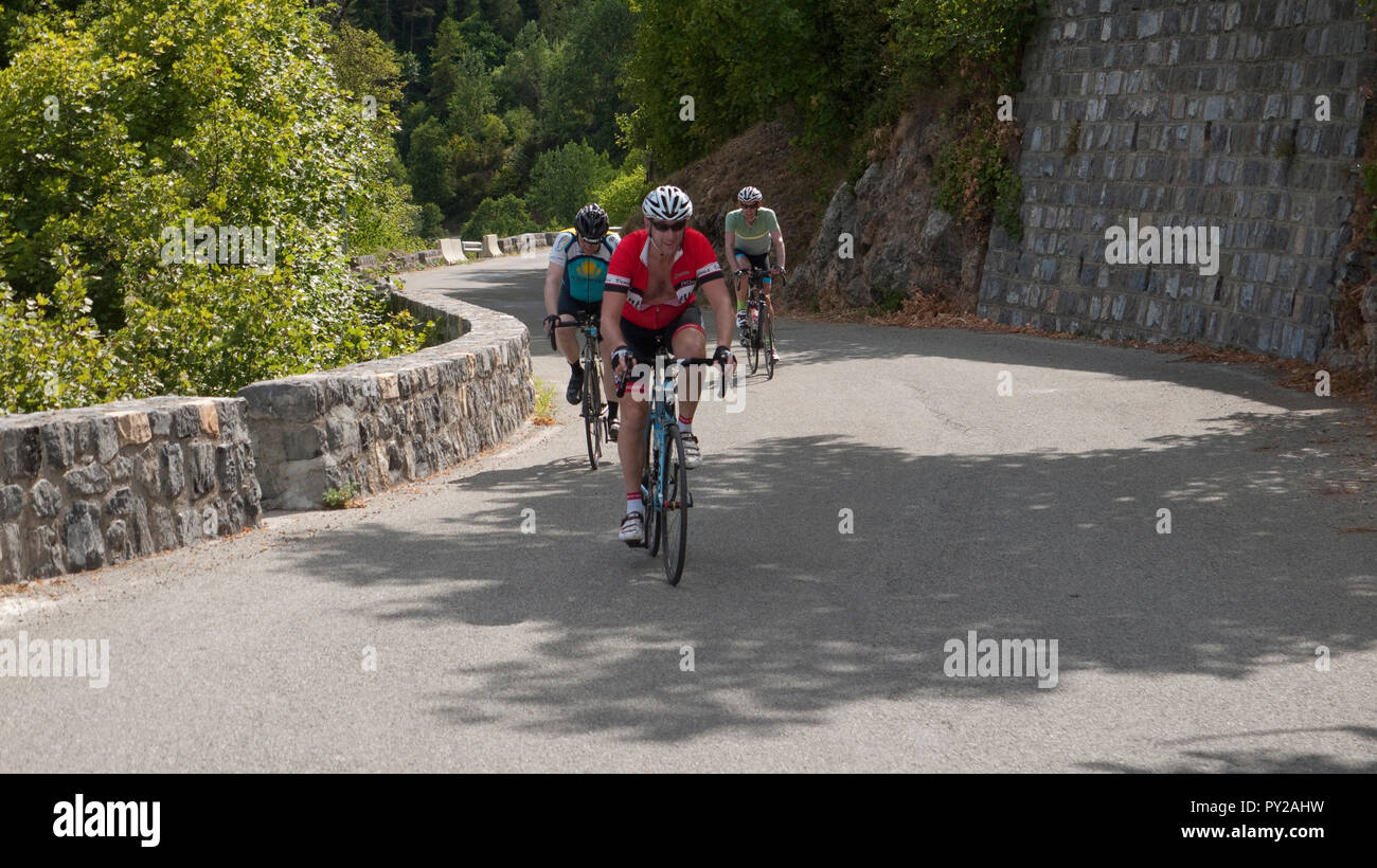 Radfahren auf dem Col de la Couillole, Richtung Westen von Saint Saveur sur Tinée im Nationalpark Mercantour, süd-östlich Frankreich Stockfoto