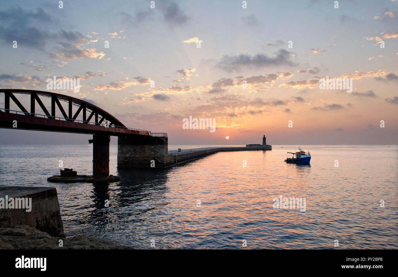 Sonnenaufgang in der Nähe von neuen Harbour Bridge, Valletta, Malta Stockfoto