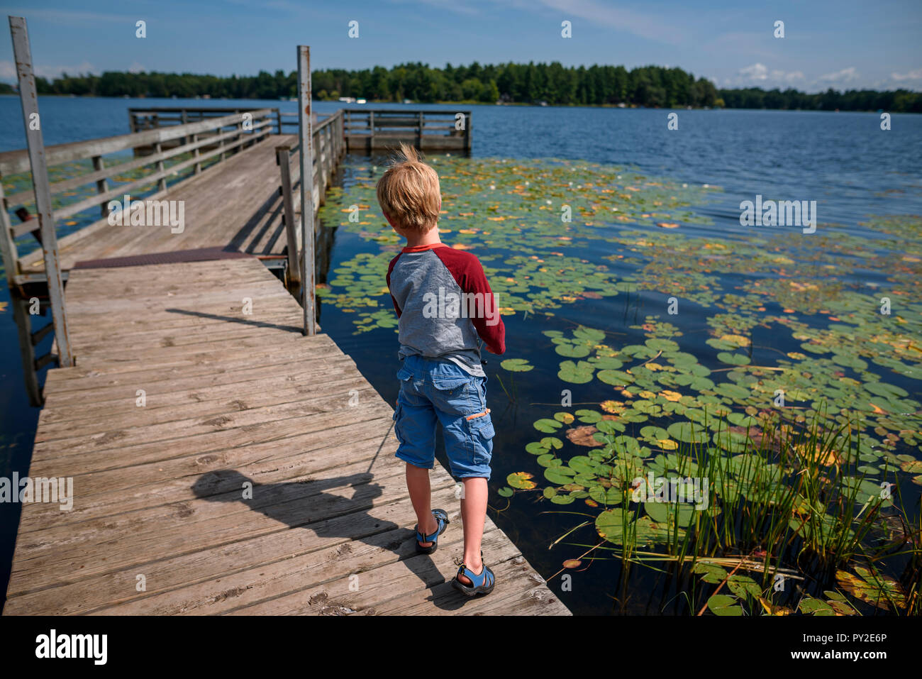 Junge auf einem Dock angeln stehen, United States Stockfoto