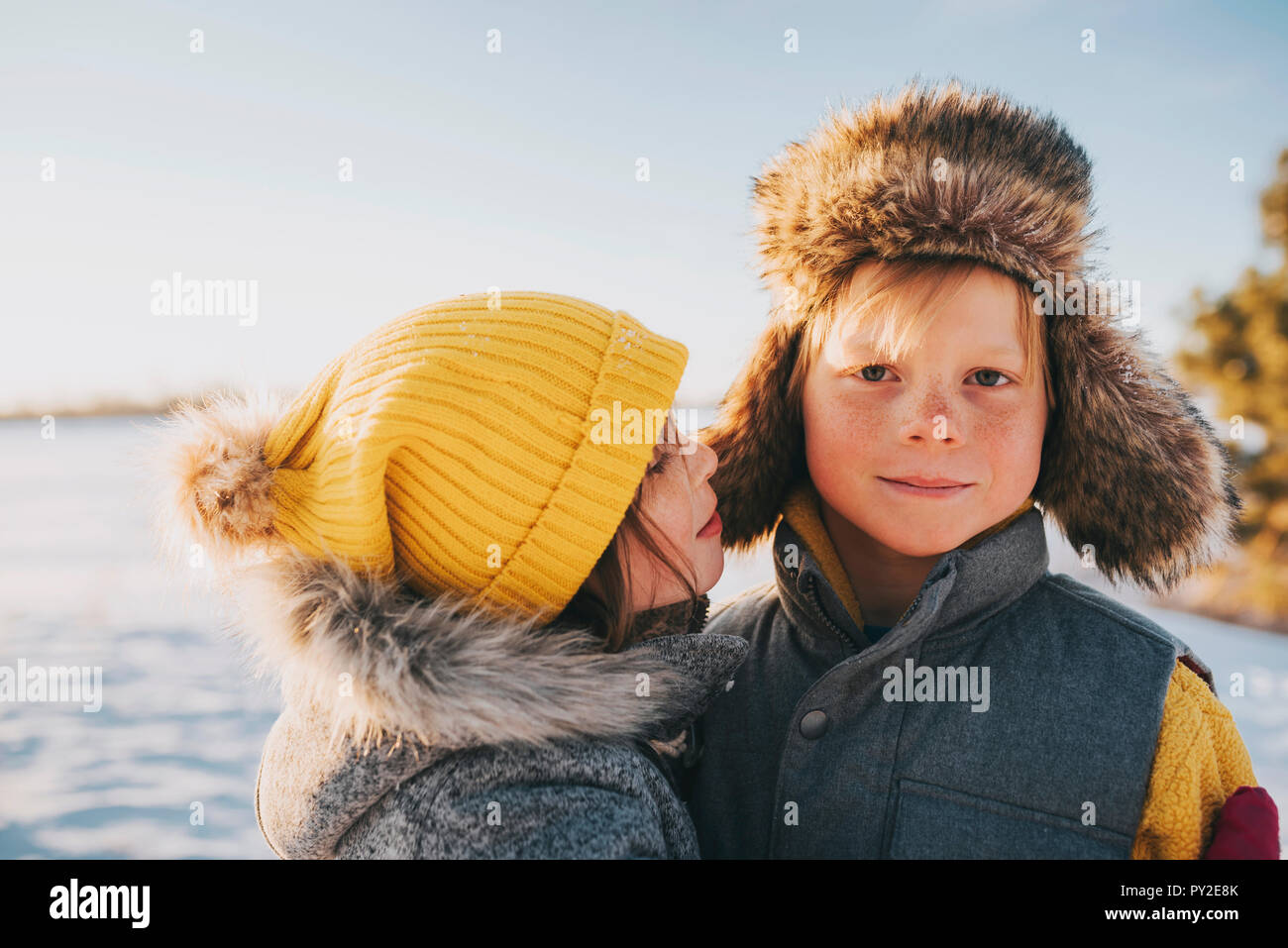 Porträt eines Jungen und Mädchen stehend durch einen See, United States Stockfoto