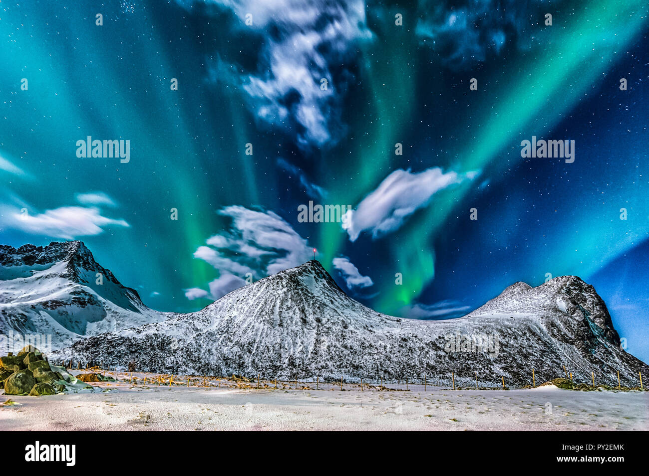 Nordlichter über Mt. Moentinden, Flakstad, Lofoten, Nordland, Norwegen Stockfoto