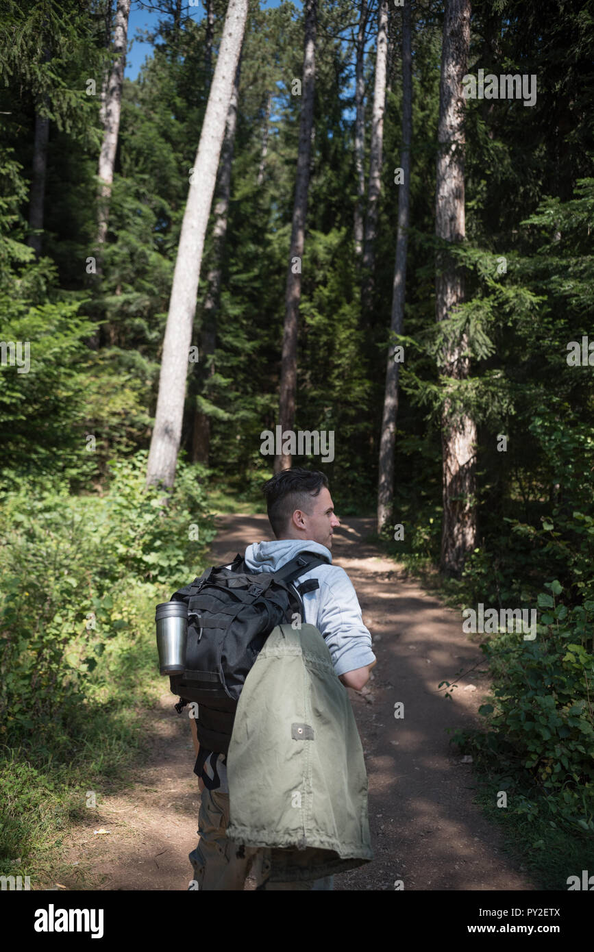Ansicht von hinten von einem Mann Wandern im Wald, Bosnien und Herzegowina Stockfoto