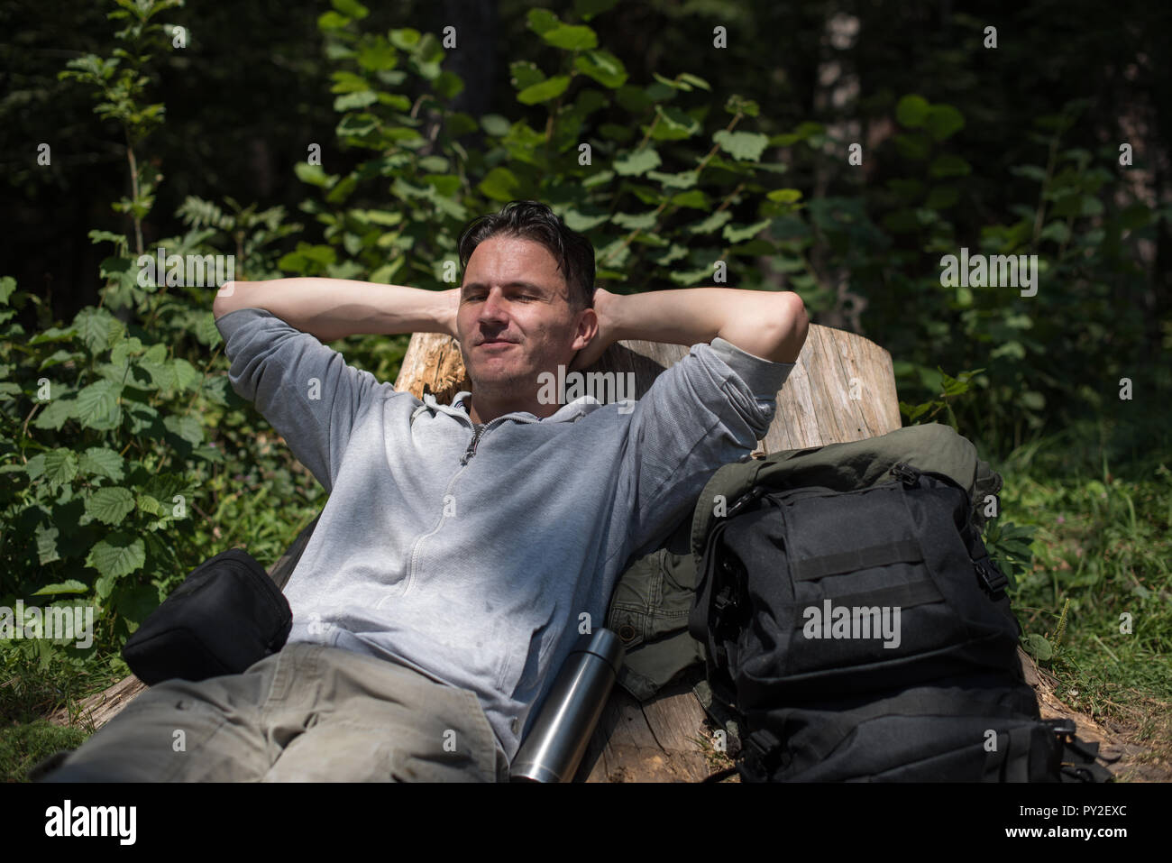 Wanderer rast gegen einen Baumstumpf im Wald, Bosnien und Herzegowina Stockfoto