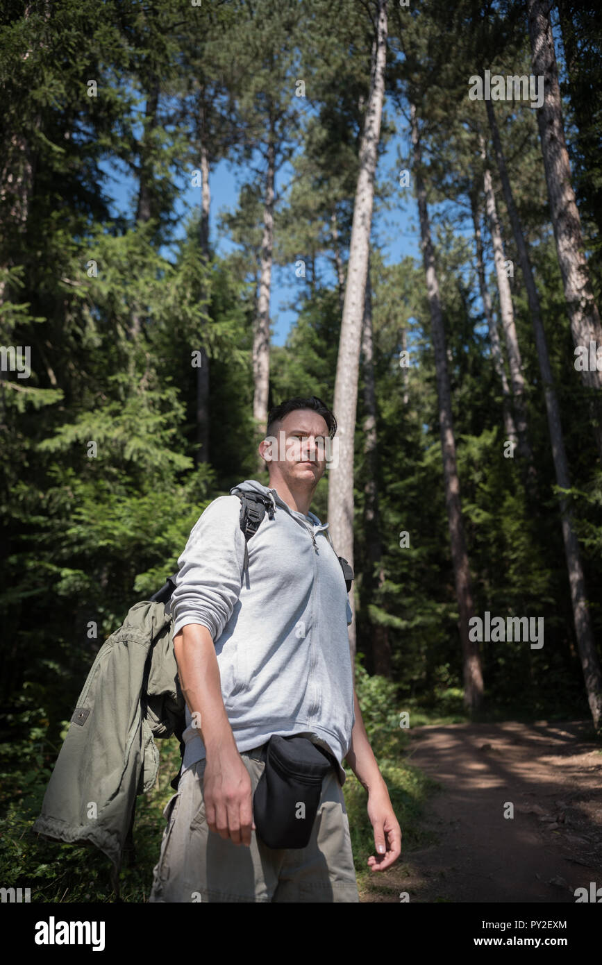 Menschen wandern im Wald, Bosnien und Herzegowina Stockfoto