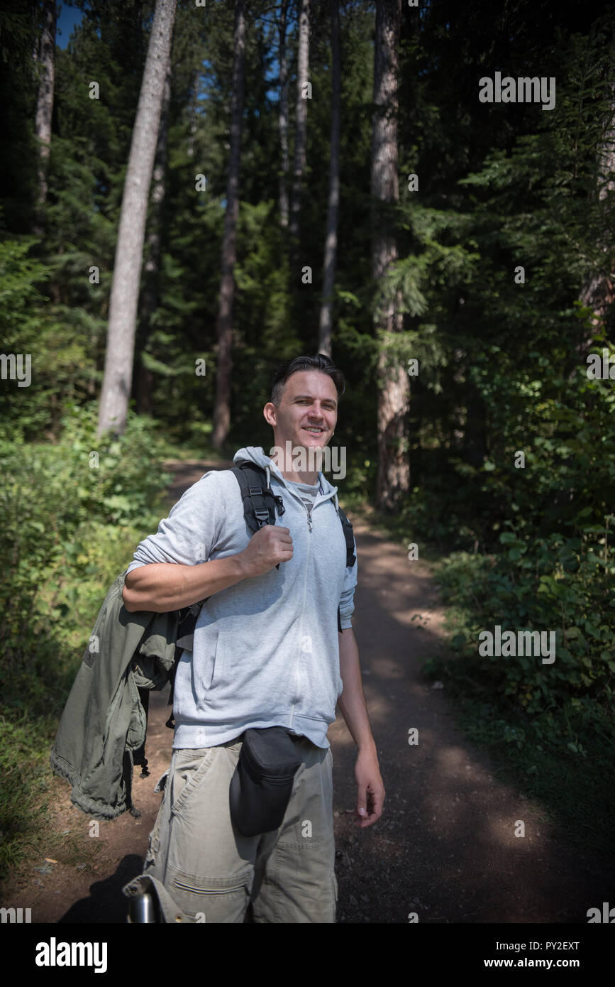Menschen wandern im Wald, Bosnien und Herzegowina Stockfoto