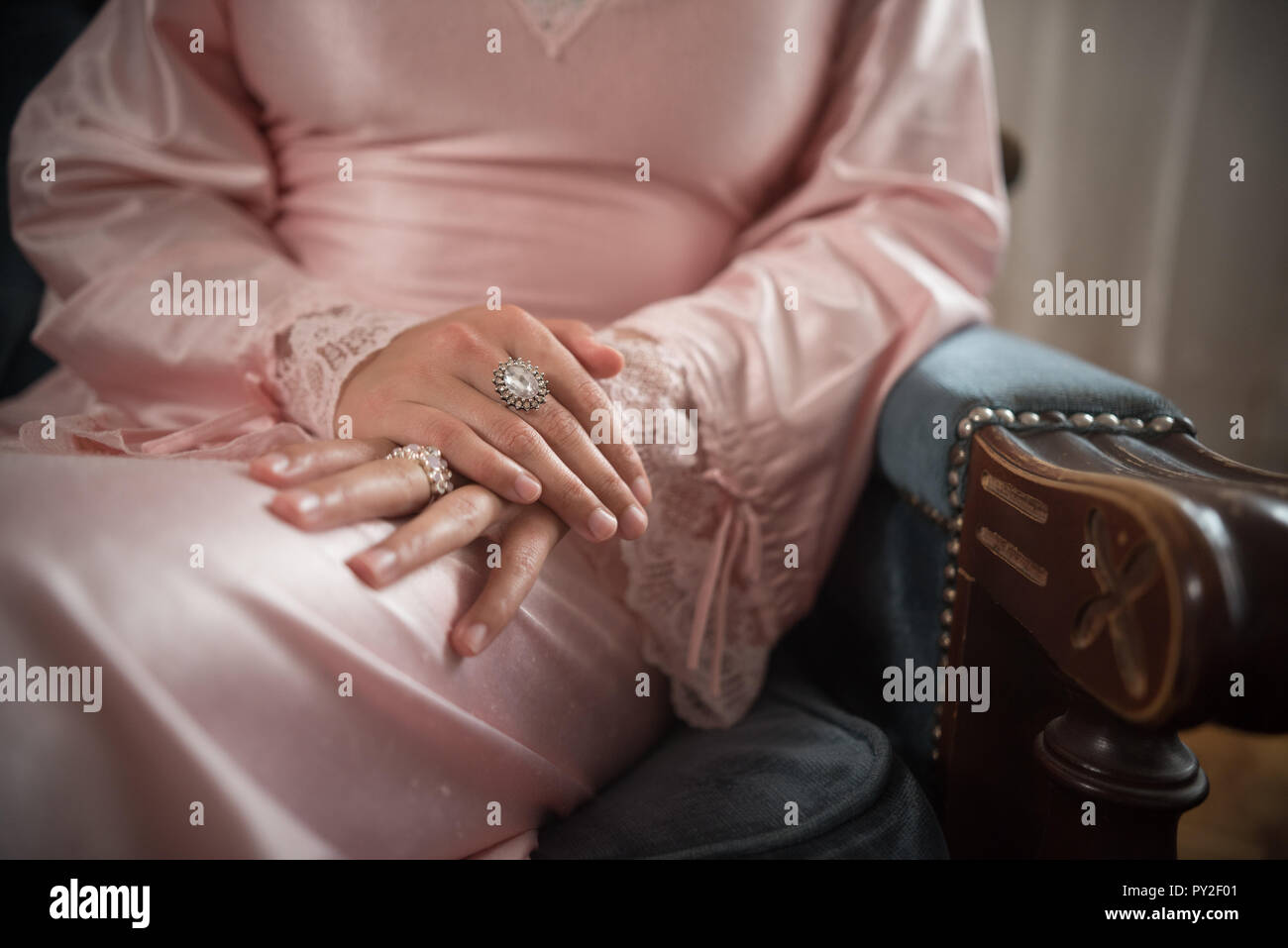 In der Nähe von Diamant Ringe auf die Hände einer Frau Stockfoto