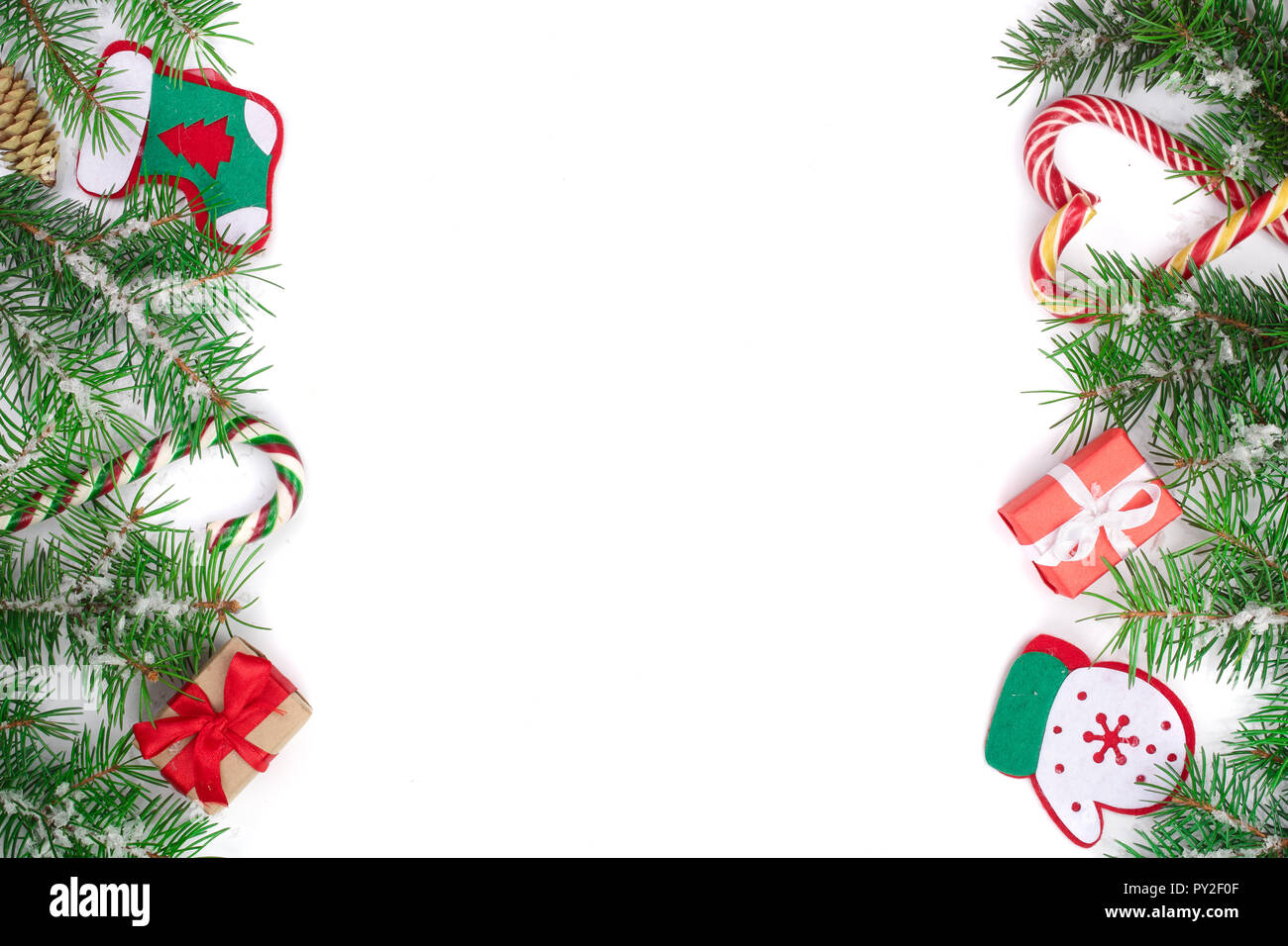 Weihnachten Rahmen der Fir Tree Branch mit Schnee auf weißem Hintergrund mit Kopie Platz für Ihren Text isoliert. Ansicht von oben. Stockfoto