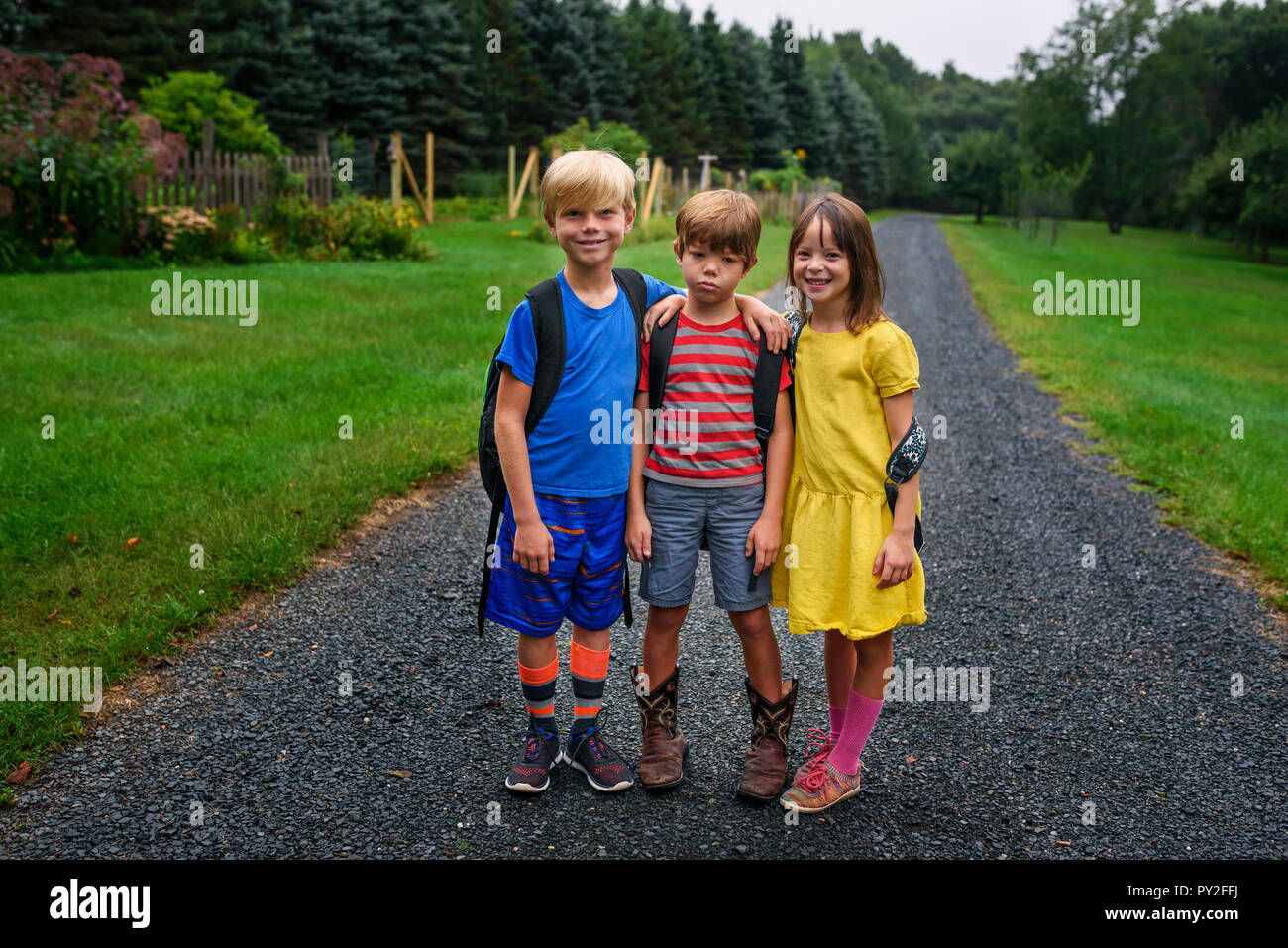 Portrait von drei Kindern auf einem Fußweg, United States Stockfoto