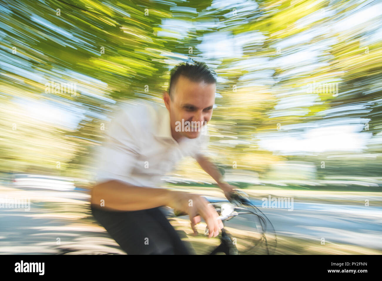 Mann mit dem Fahrrad durch Wald, Bosnien und Herzegowina Stockfoto