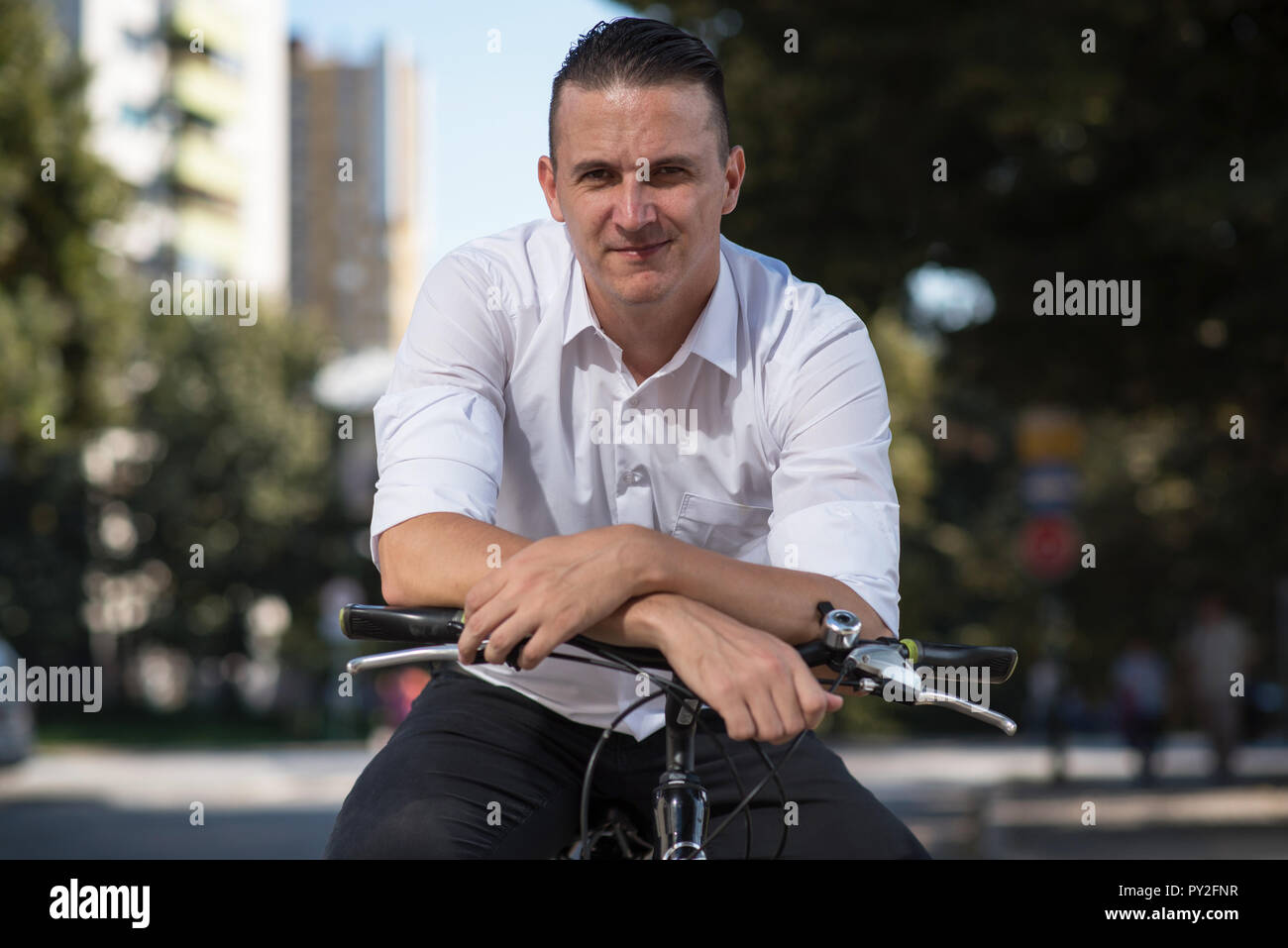 Porträt eines Mannes sitzt auf seinem Fahrrad, Bosnien und Herzegowina Stockfoto