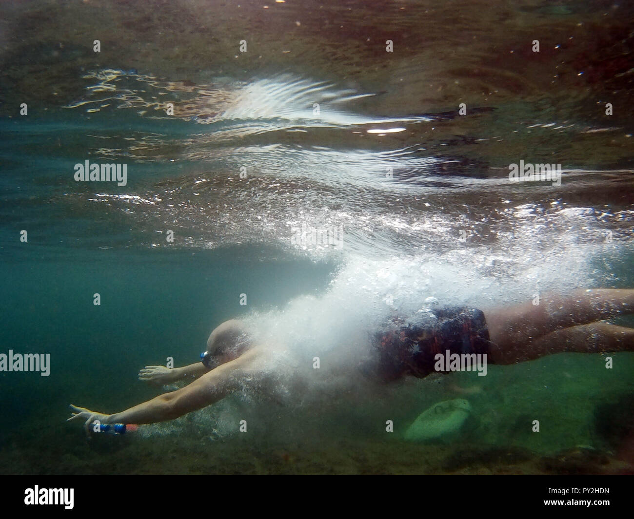 Mann Schwimmen unter Wasser in den Ozean, Malta Stockfoto