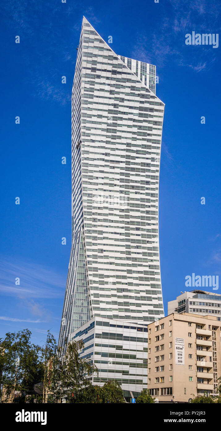 Blick auf das 192 Meter hohe, 52-stöckiges Złota 44 Wohnwolkenkratzer in Zentral Warschau, Polen Stockfoto