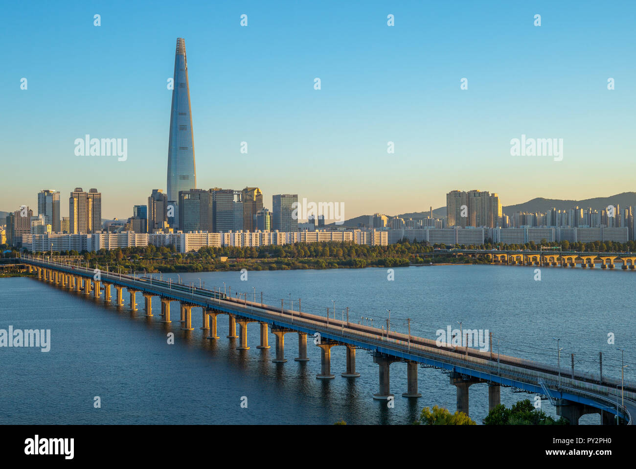 Skyline von Seoul von Han River in Südkorea Stockfoto