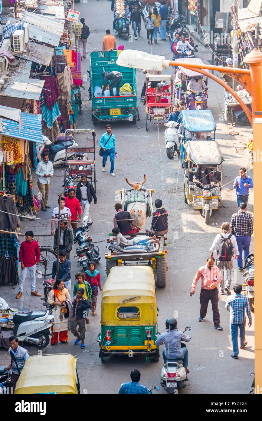 Viel befahrenen Straße in Delhi, Indien Stockfoto