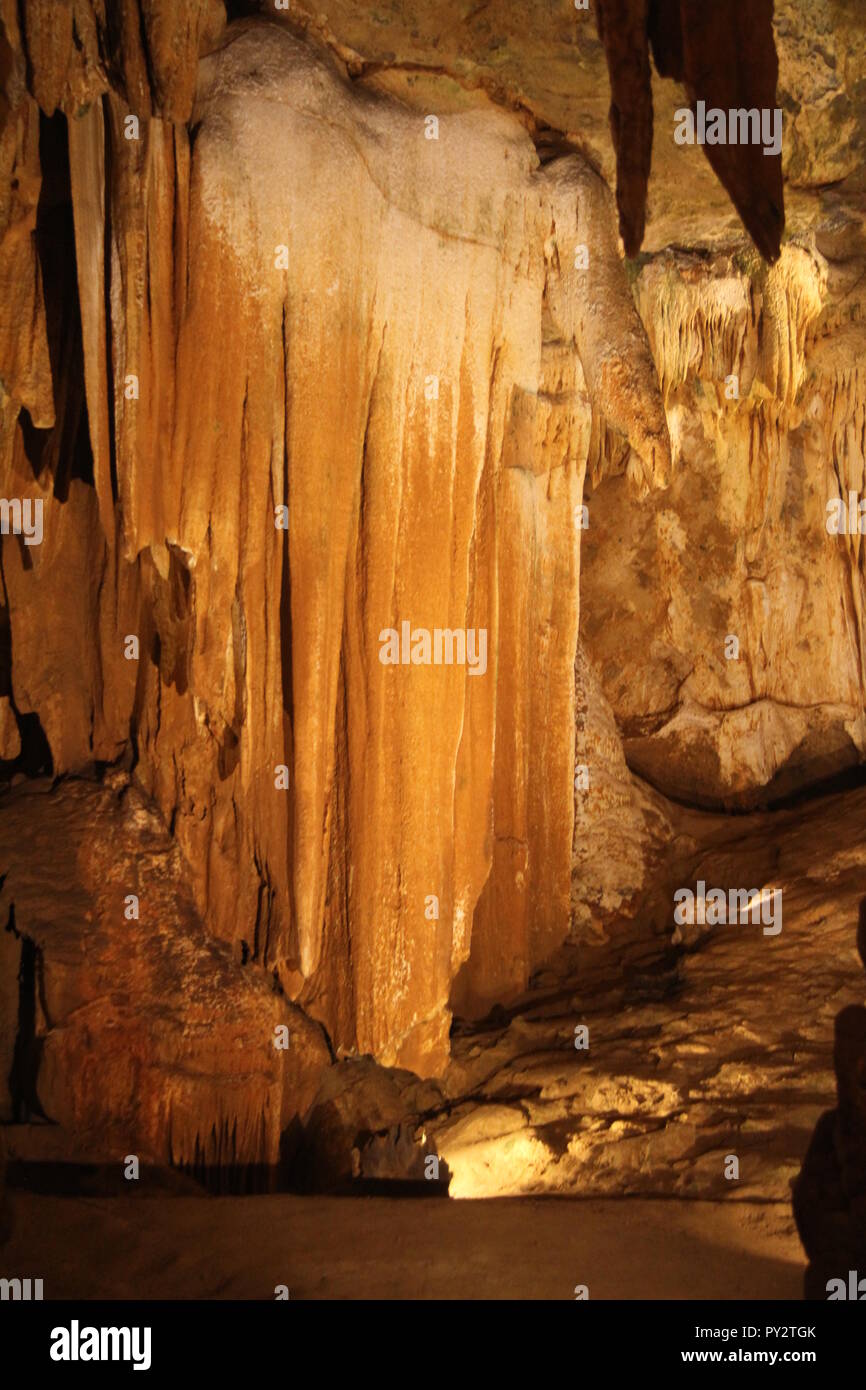 Das Zelt Saracent flowstone Vorhänge, Rock Formation Luray Caverns, VA Stockfoto