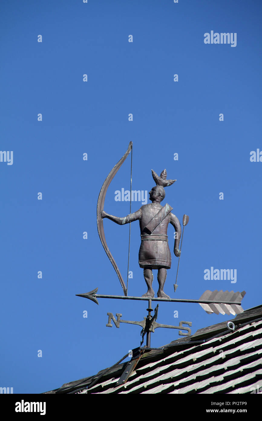 Altmodische Windfahne, ein Indianer mit Pfeil und Bogen Stockfoto