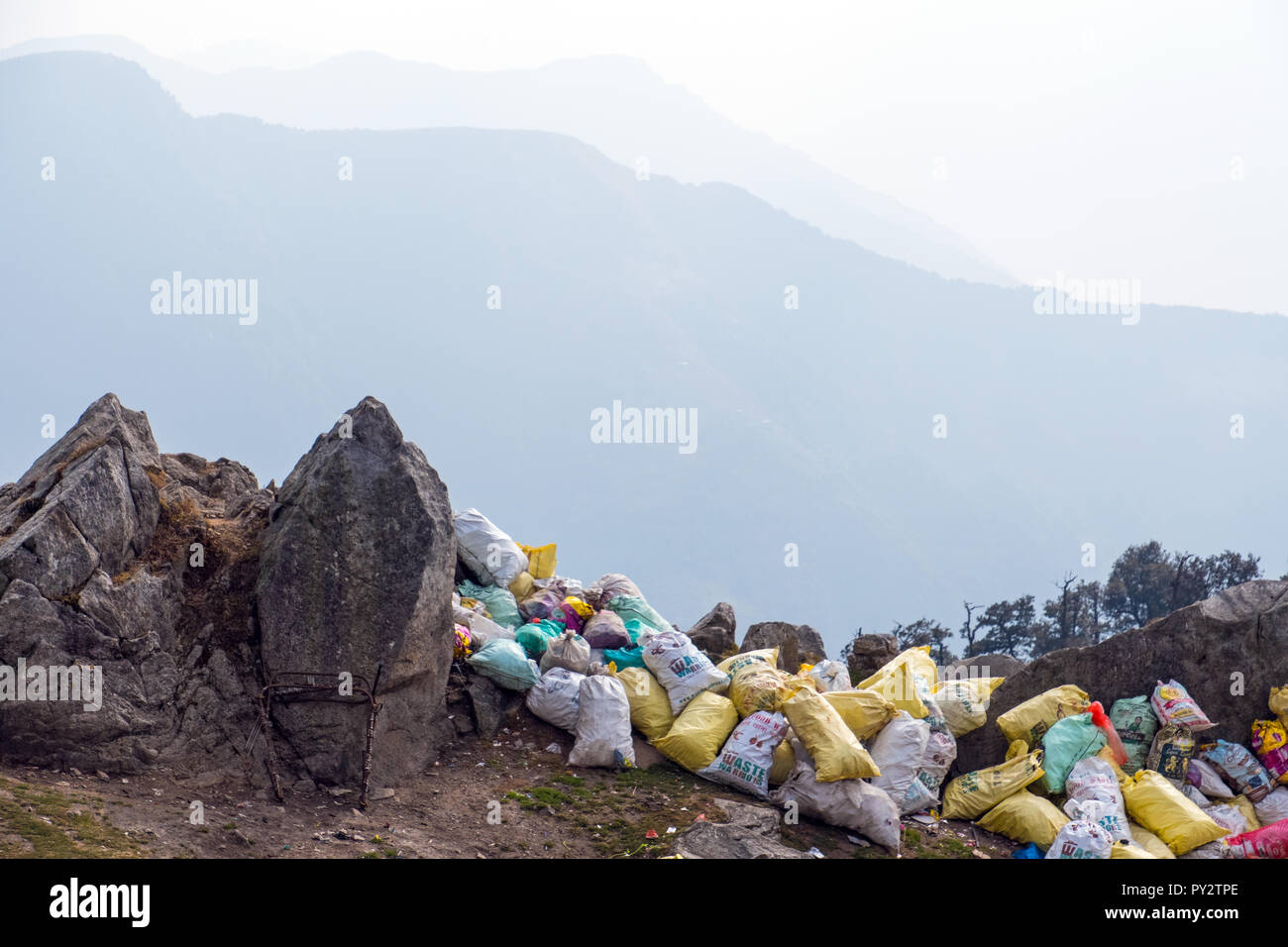 Säcke mit Müll von Touristen in den Ausläufern des Himalaya in der Nähe von Dharamshala, Indien links Stockfoto