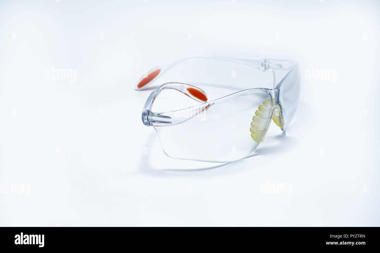 Kunststoff Schutzbrille auf weißem Hintergrund. Schutzbrillen für schützende Auge der Arbeiter auf der Baustelle oder im Werk. Sicherheit und Security Tool Stockfoto