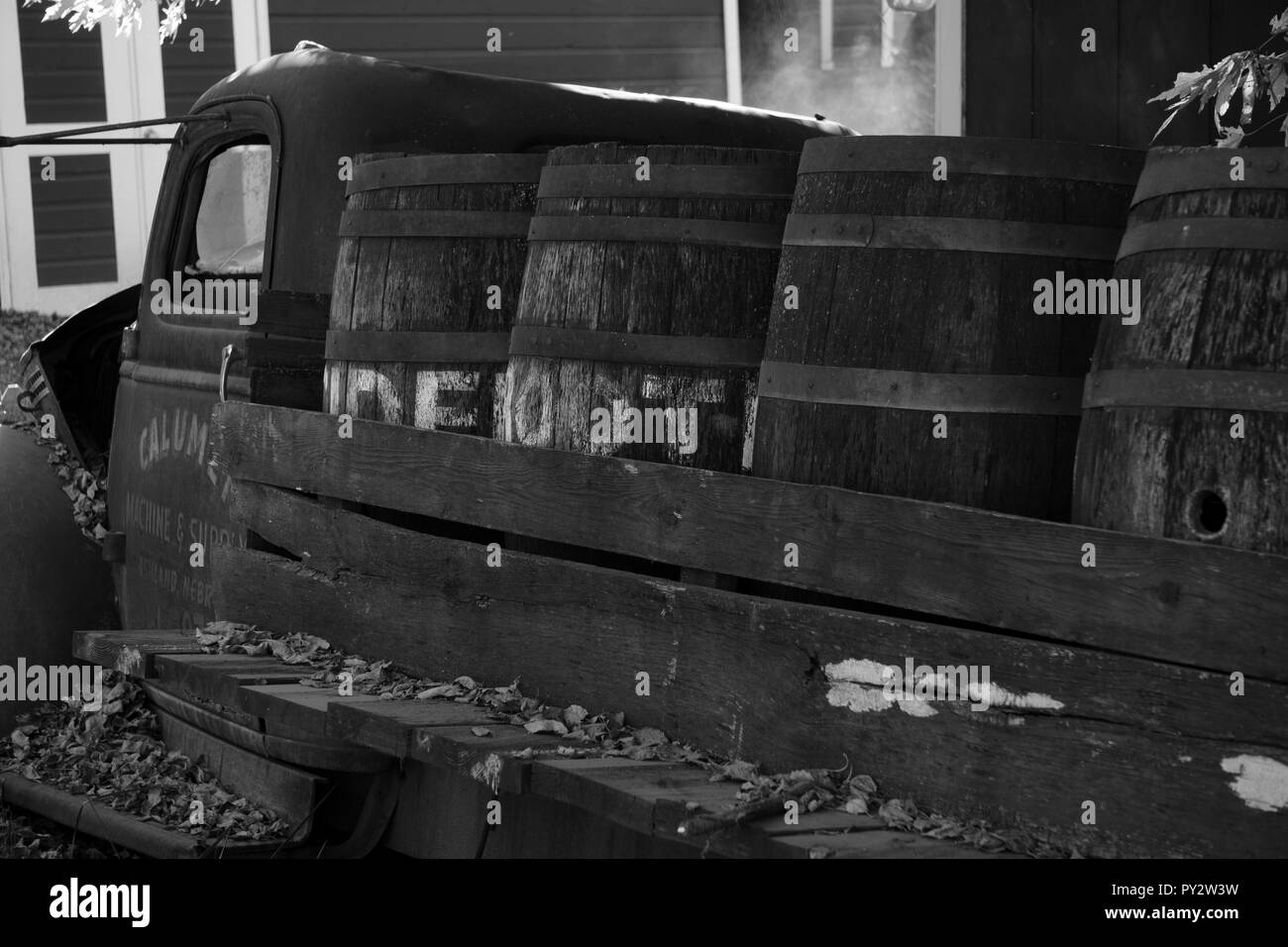 Schwarz/Weiß-Bild eines alten rostigen LKW Stockfoto