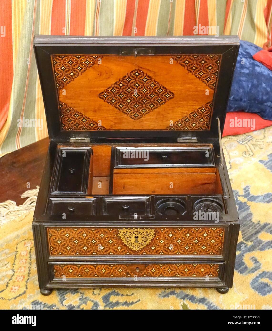 Kabinett, Goa, Portugiesisch Indien, Mitte 17. Jahrhundert AD, Ebenholz, Teak und andere Hölzer Stockfoto