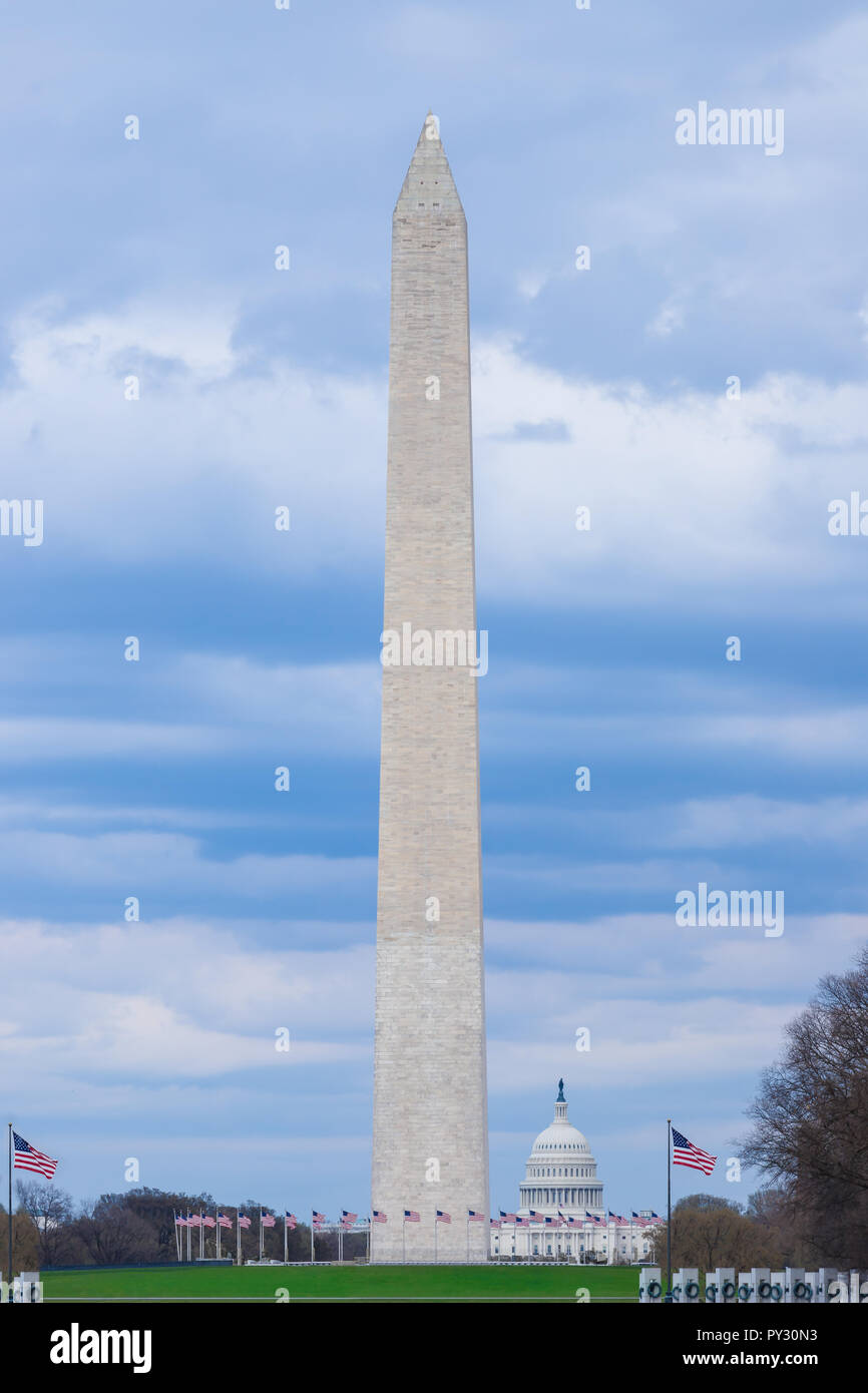 Washington Monument mit der United States Capitol an einem bewölkten Himmel Tag, Washington DC, USA Stockfoto